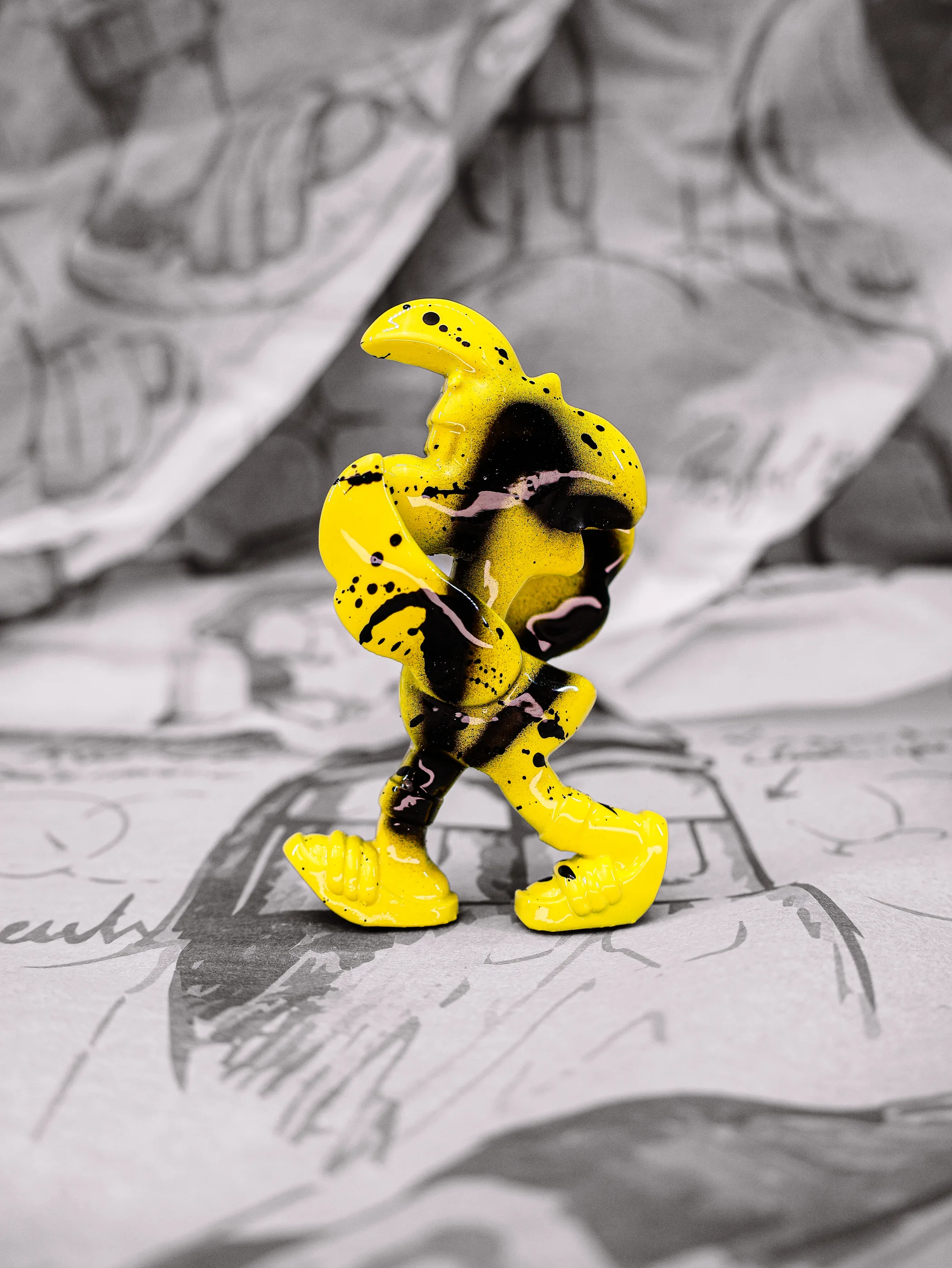 Mini Roger « Daltons », exemplaire jaune aux coulures et éclaboussures noires, vu de profil.