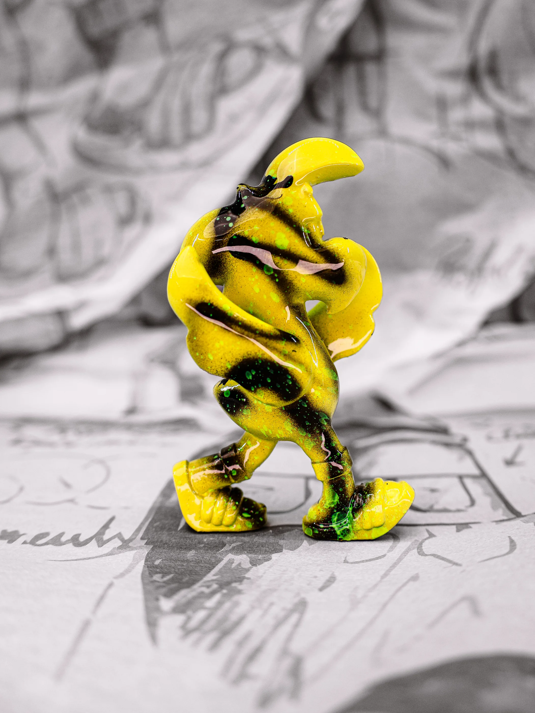 Mini Roger « Daltons », exemplaire jaune rayé de noir, touches vertes, vu de profil.