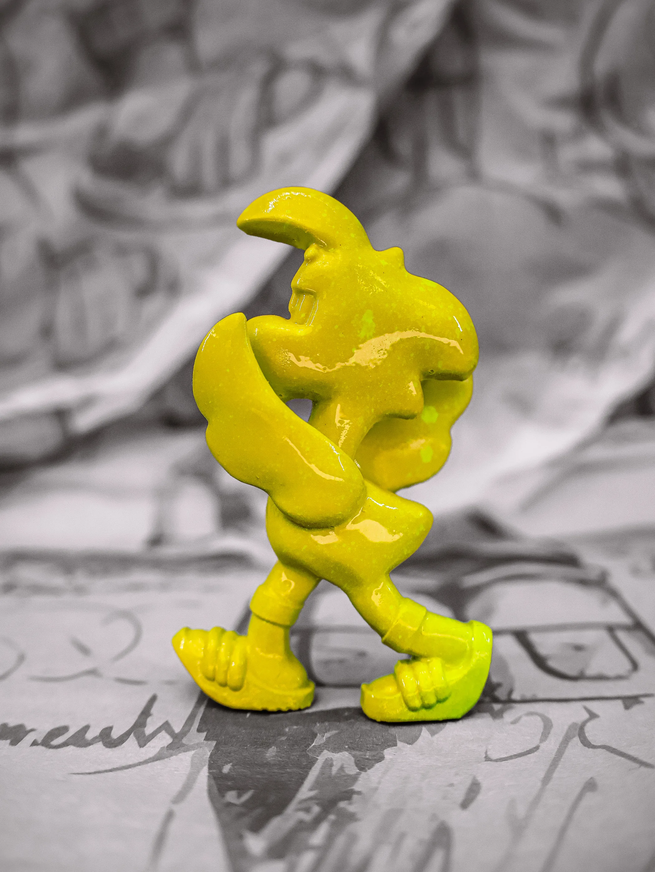 Mini Roger « Daltons », exemplaire jaune uni, vu de profil.
