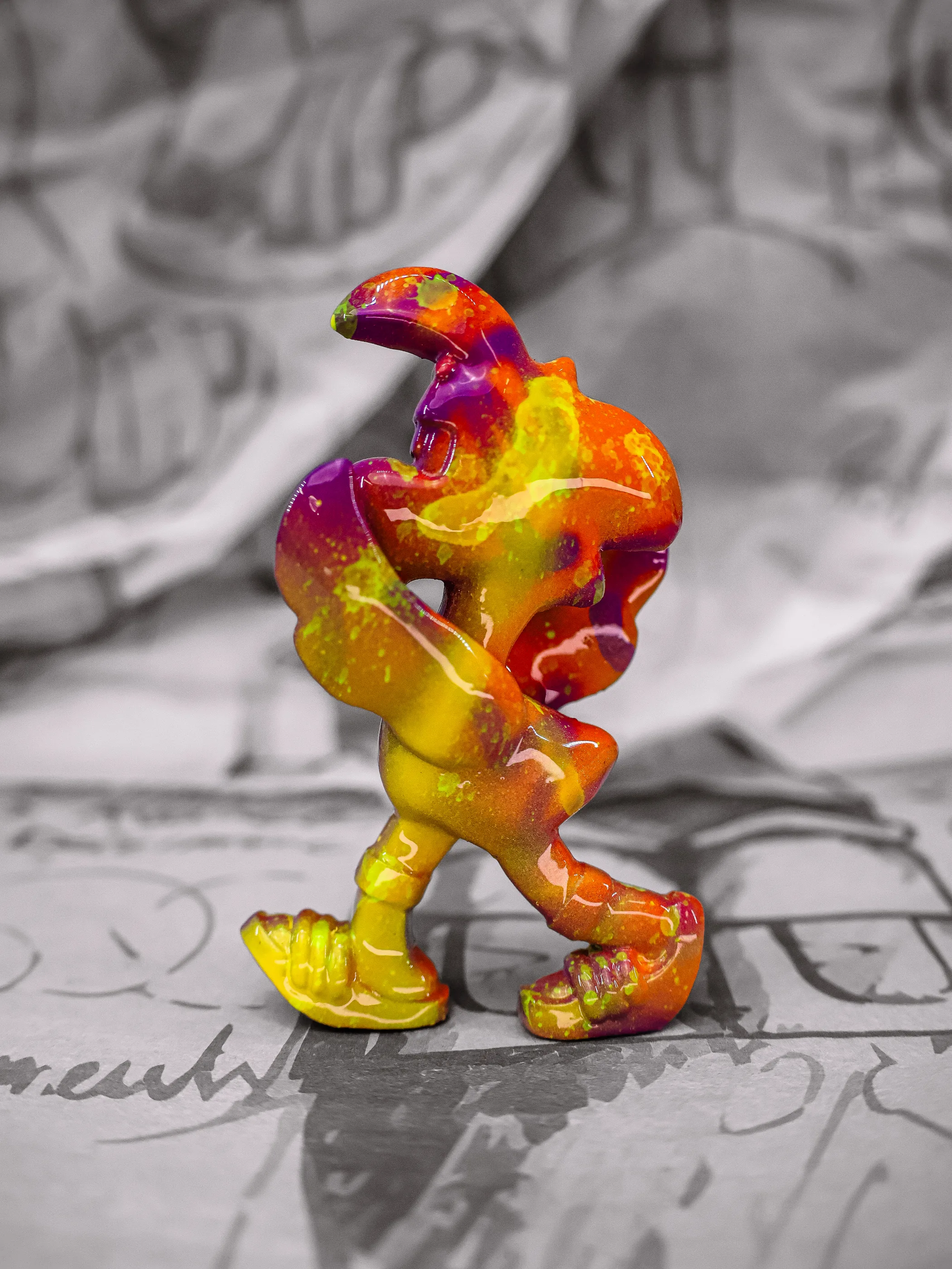 Mini Roger « Daltons », exemplaire orange, violet et jaune, vu de profil.