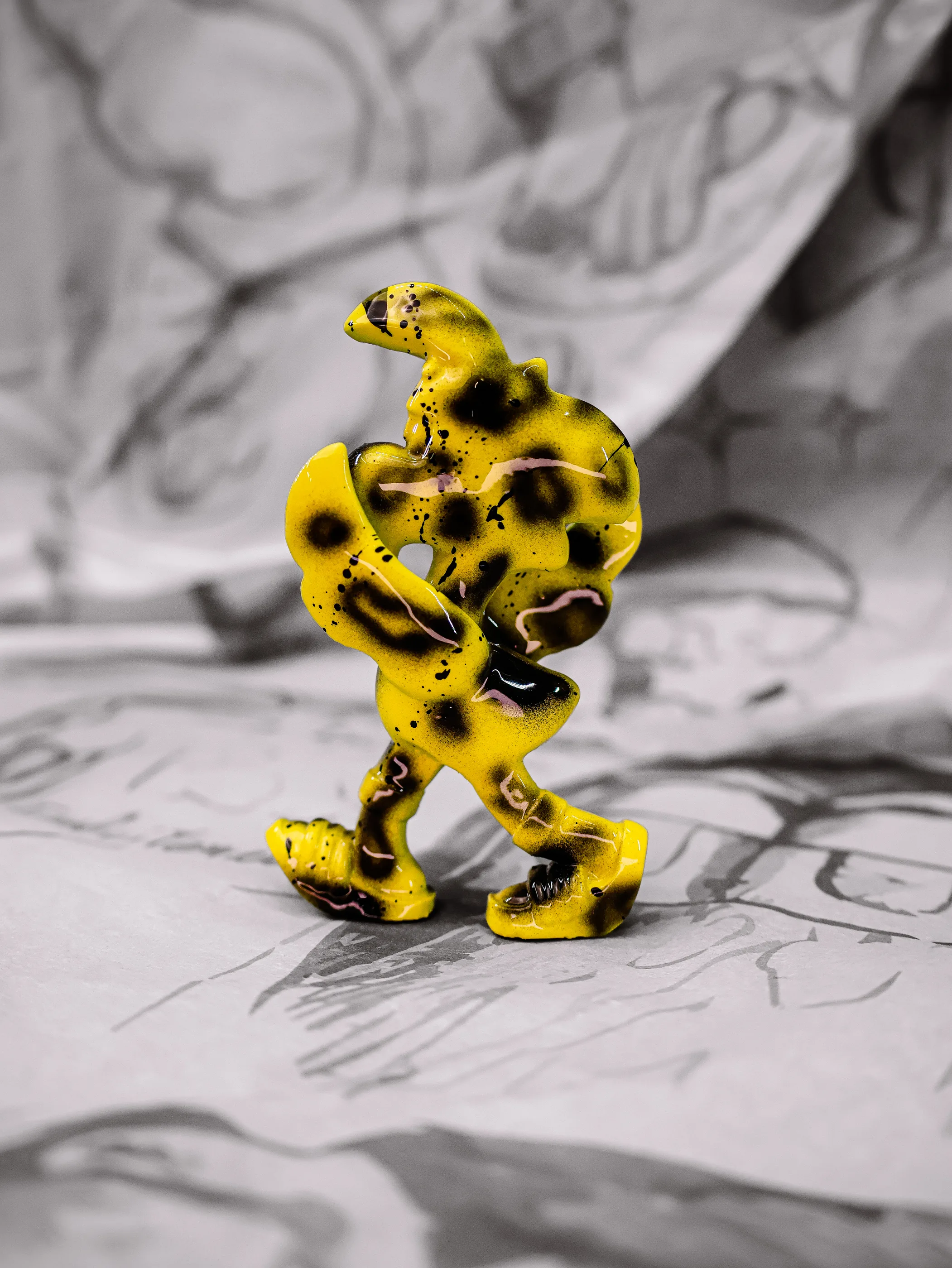 Mini Roger « Daltons », exemplaire jaune tacheté de noir façon léopard, vu de profil.