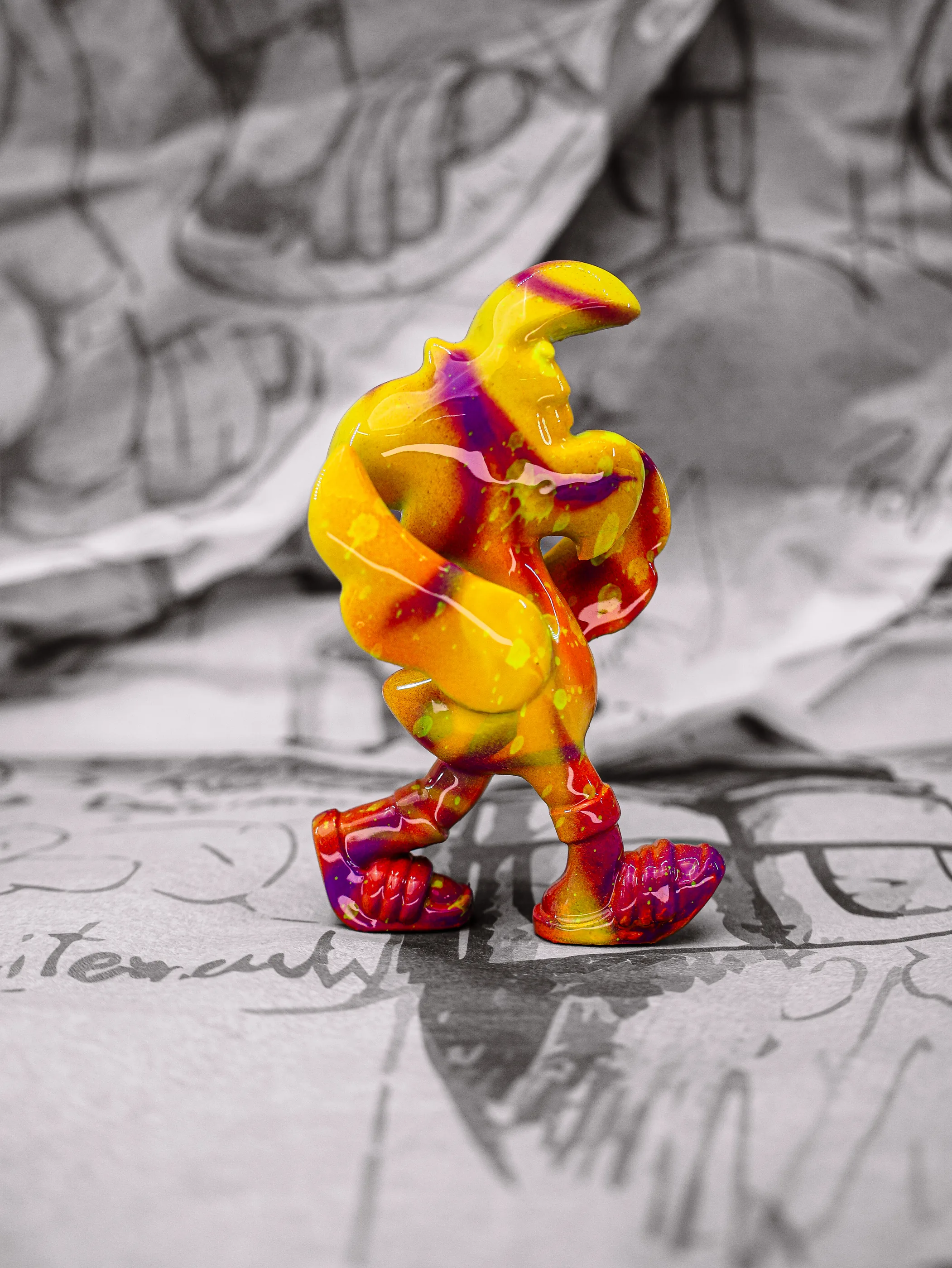 Mini Roger « Daltons », exemplaire jaune, orange et rouge, stries violettes, vu de profil.