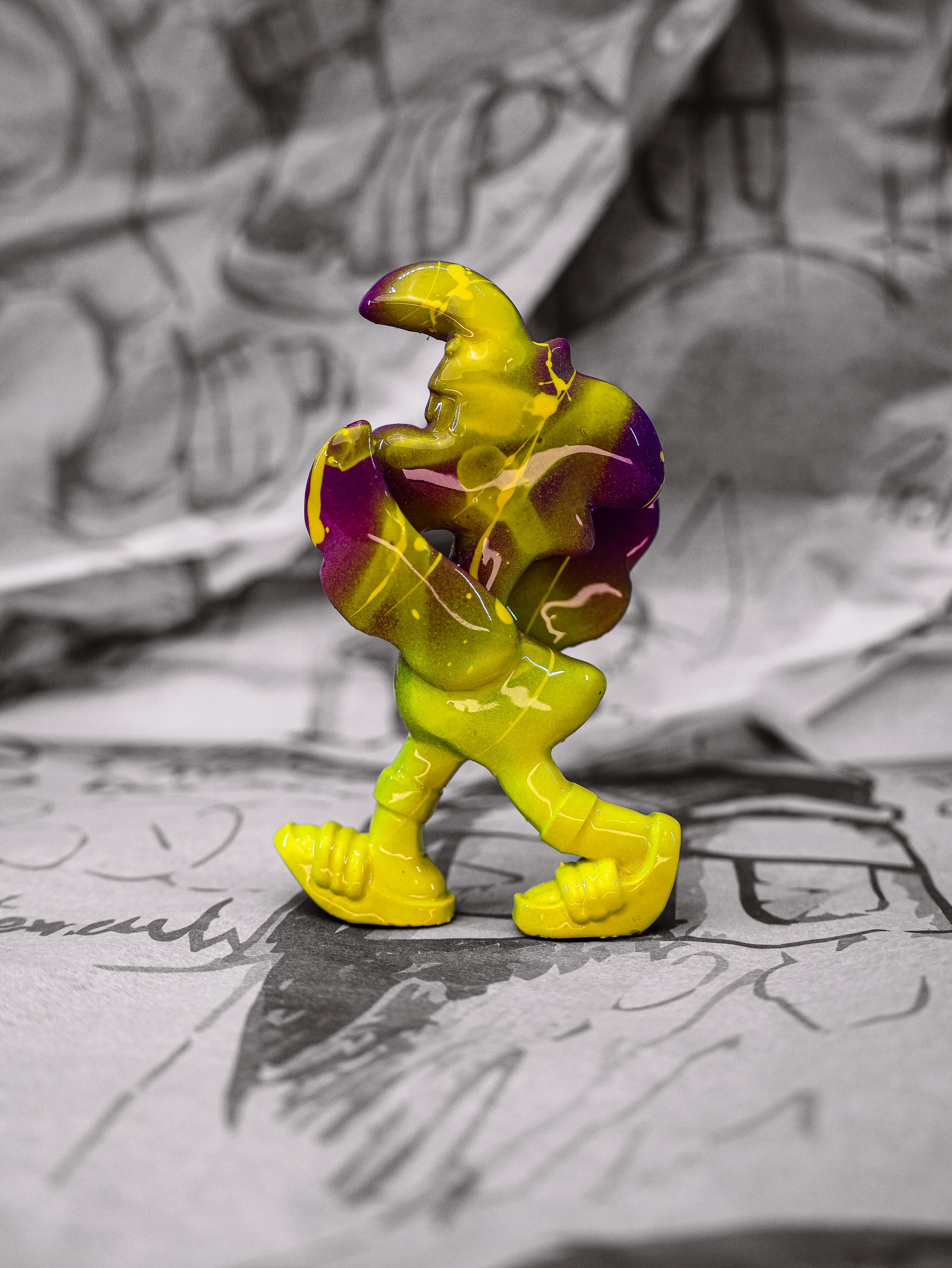 Mini Roger « Daltons », exemplaire jaune et violet, vu de profil.