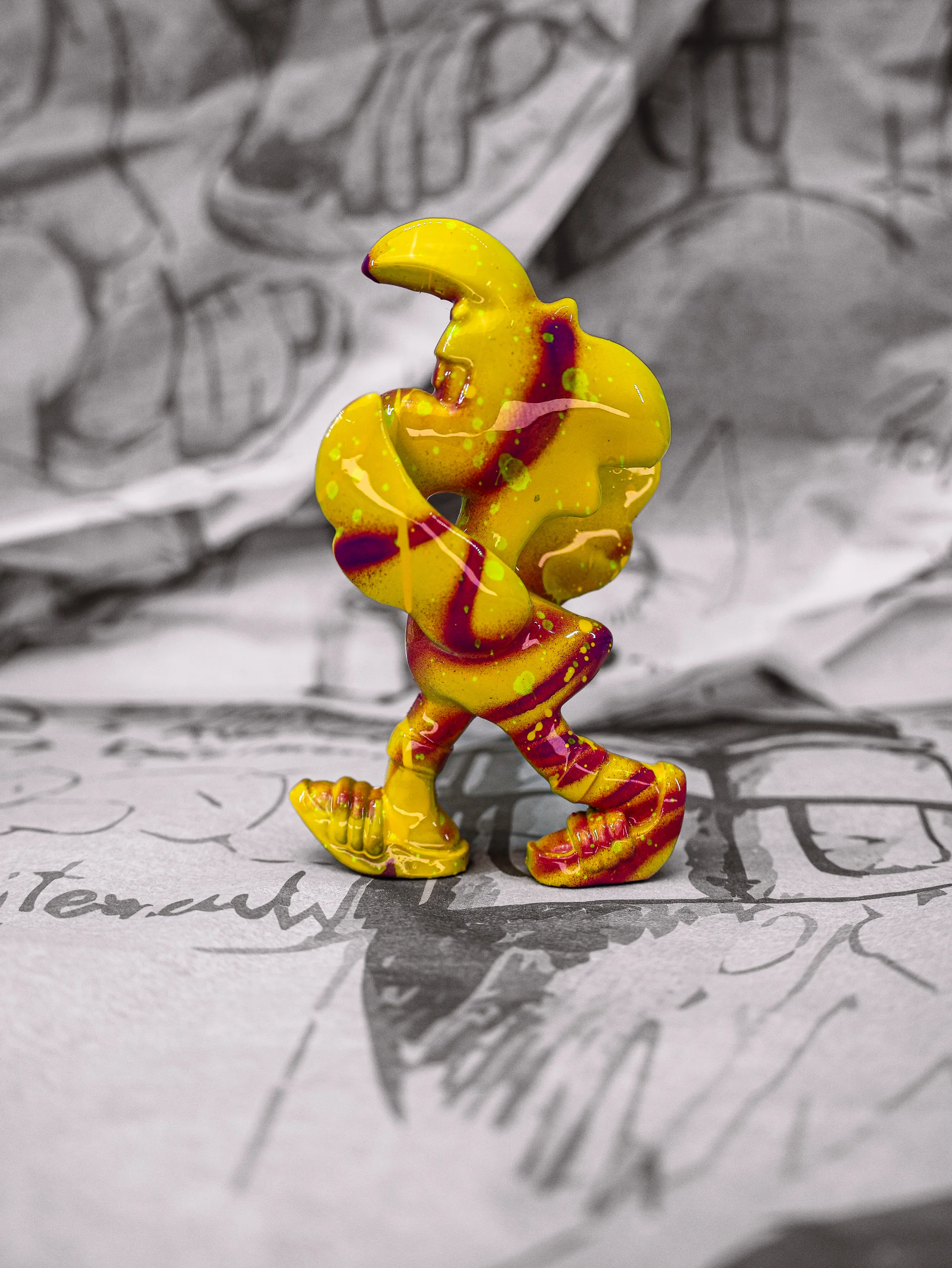 Mini Roger « Daltons », exemplaire jaune strié de rouge et de violet, vu de profil.