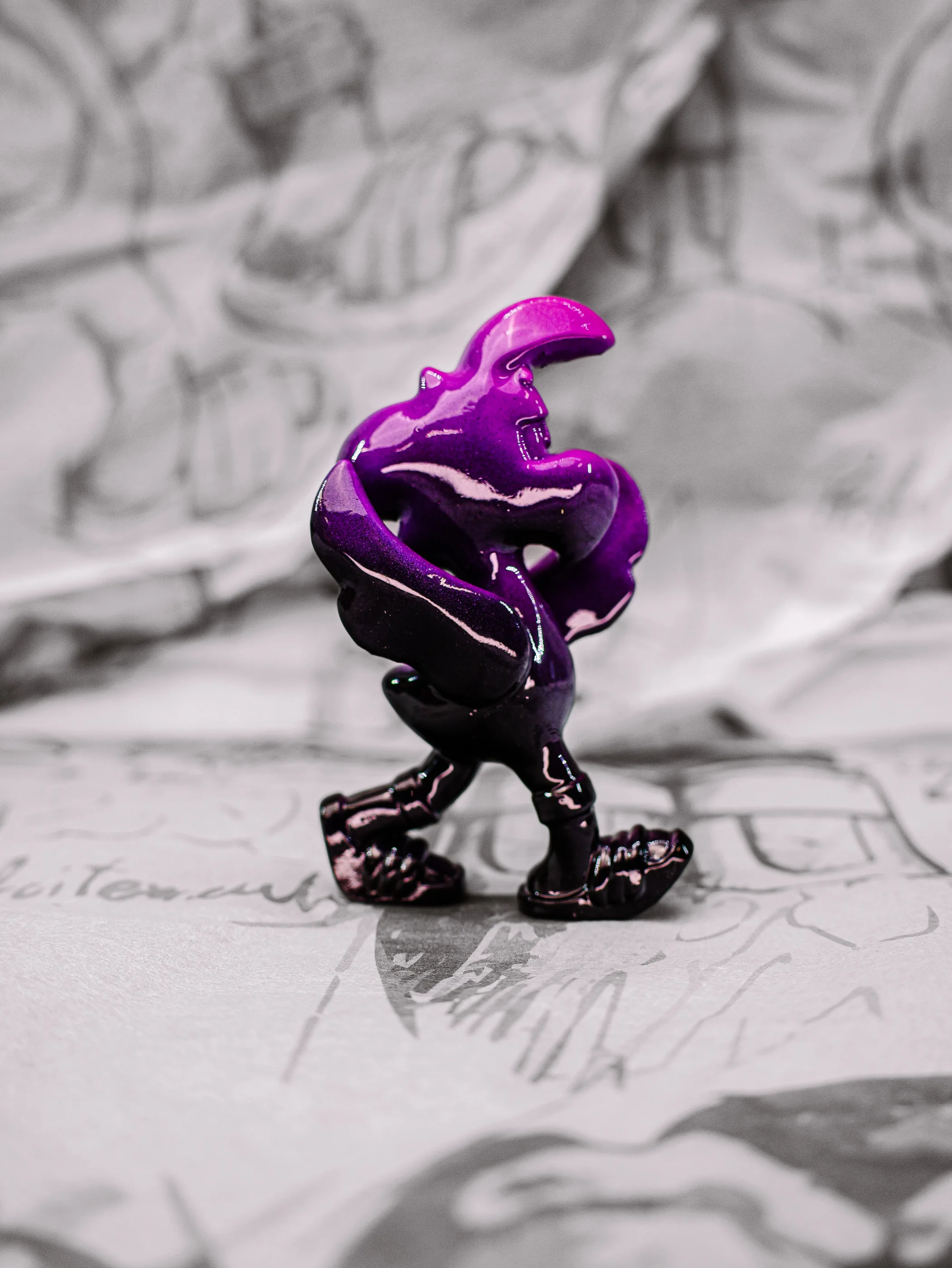 Mini Roger « Black Mamba », exemplaire violet en haut, noir en bas, vu de profil.