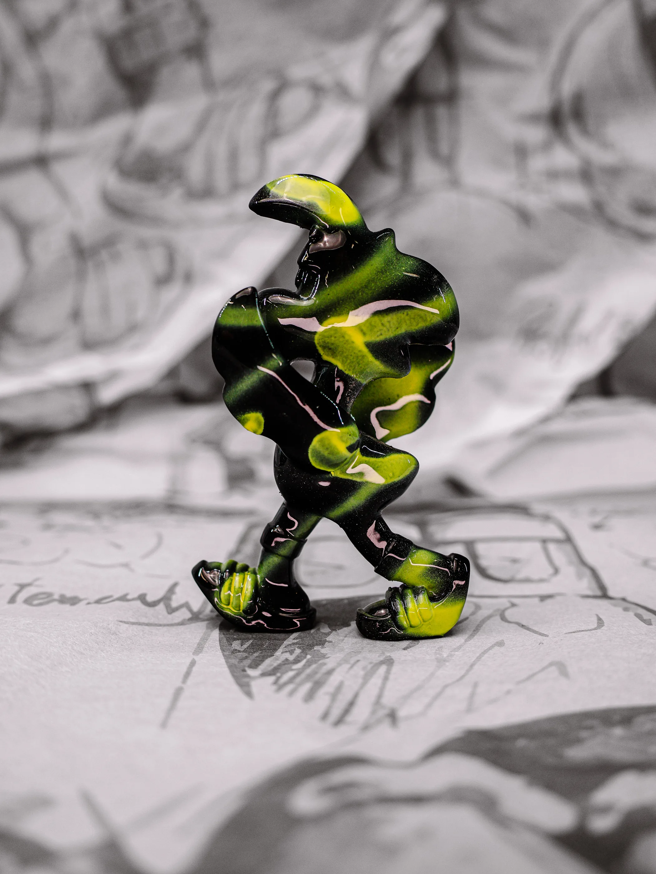 Mini Roger « Black Mamba », exemplaire noir et jaune fluo, vu de profil.