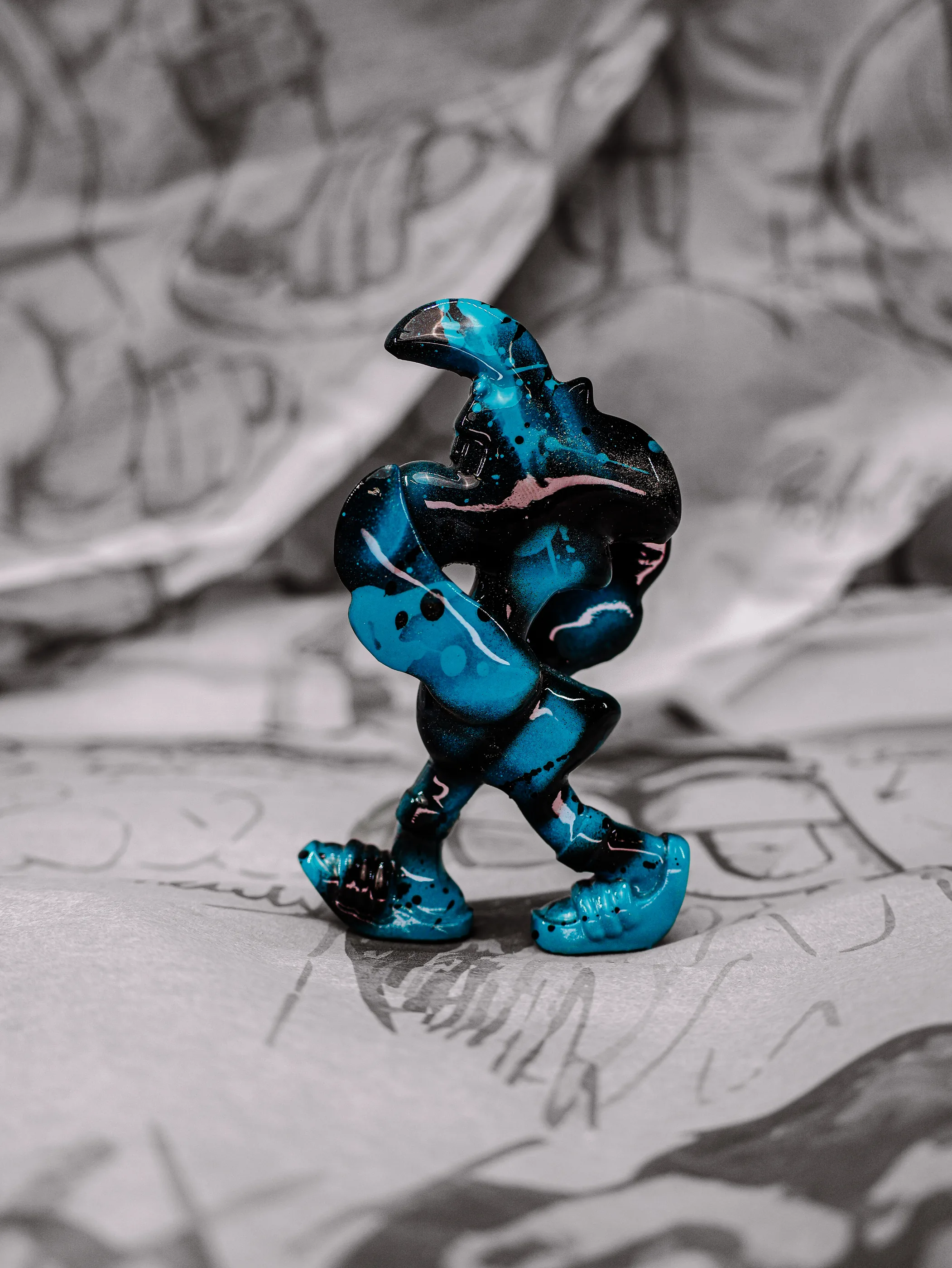 Mini Roger « Black Mamba », exemplaire noir et bleu turquoise, vu de profil.