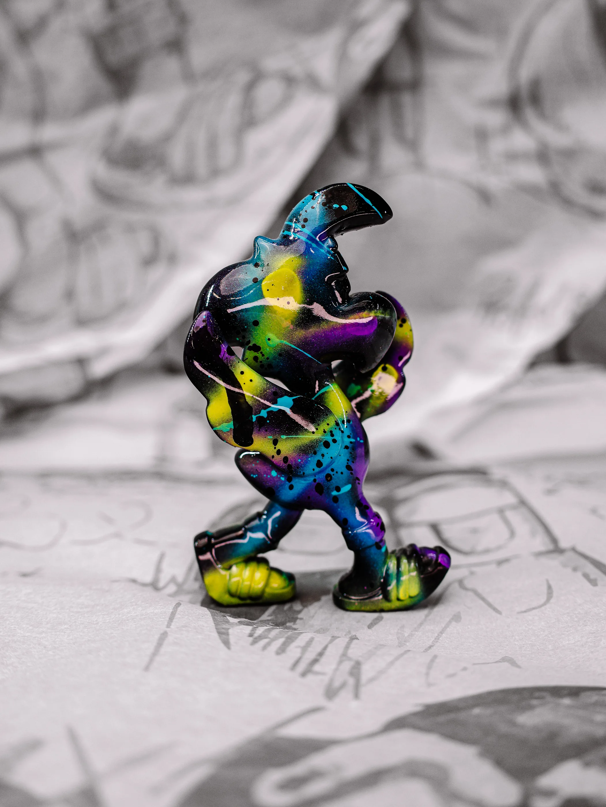 Mini Roger « Black Mamba », exemplaire noir, jaune, bleu et violet, vu de profil.