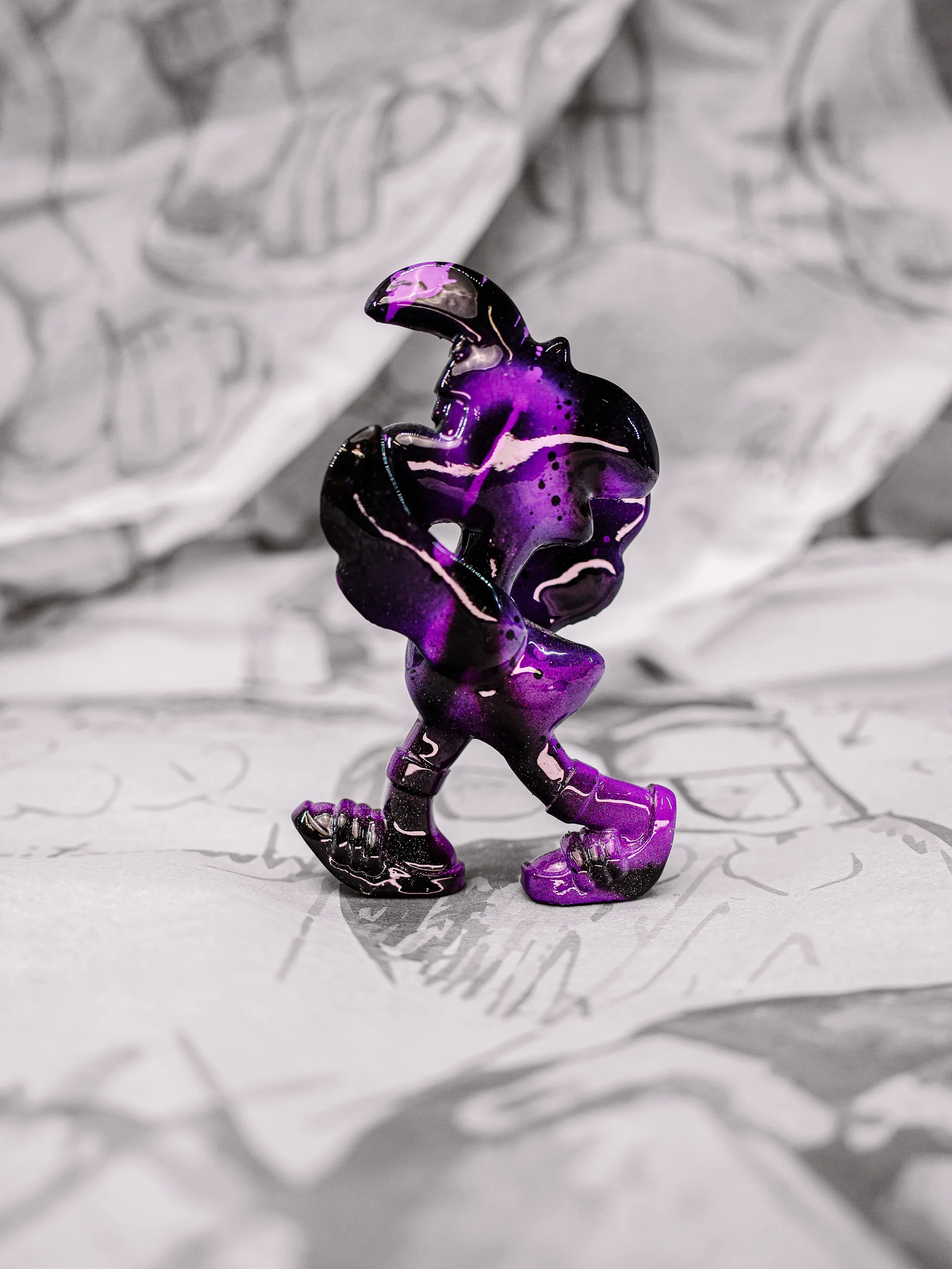 Mini Roger « Black Mamba », exemplaire violet et noir, vu de profil.