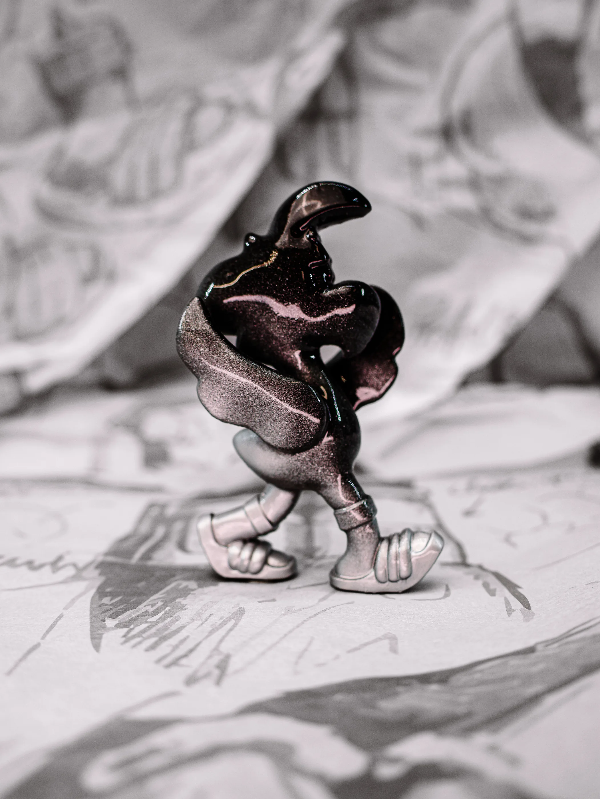 Mini Roger « Black Mamba », exemplaire noir et argent, pieds blancs, vu de profil.
