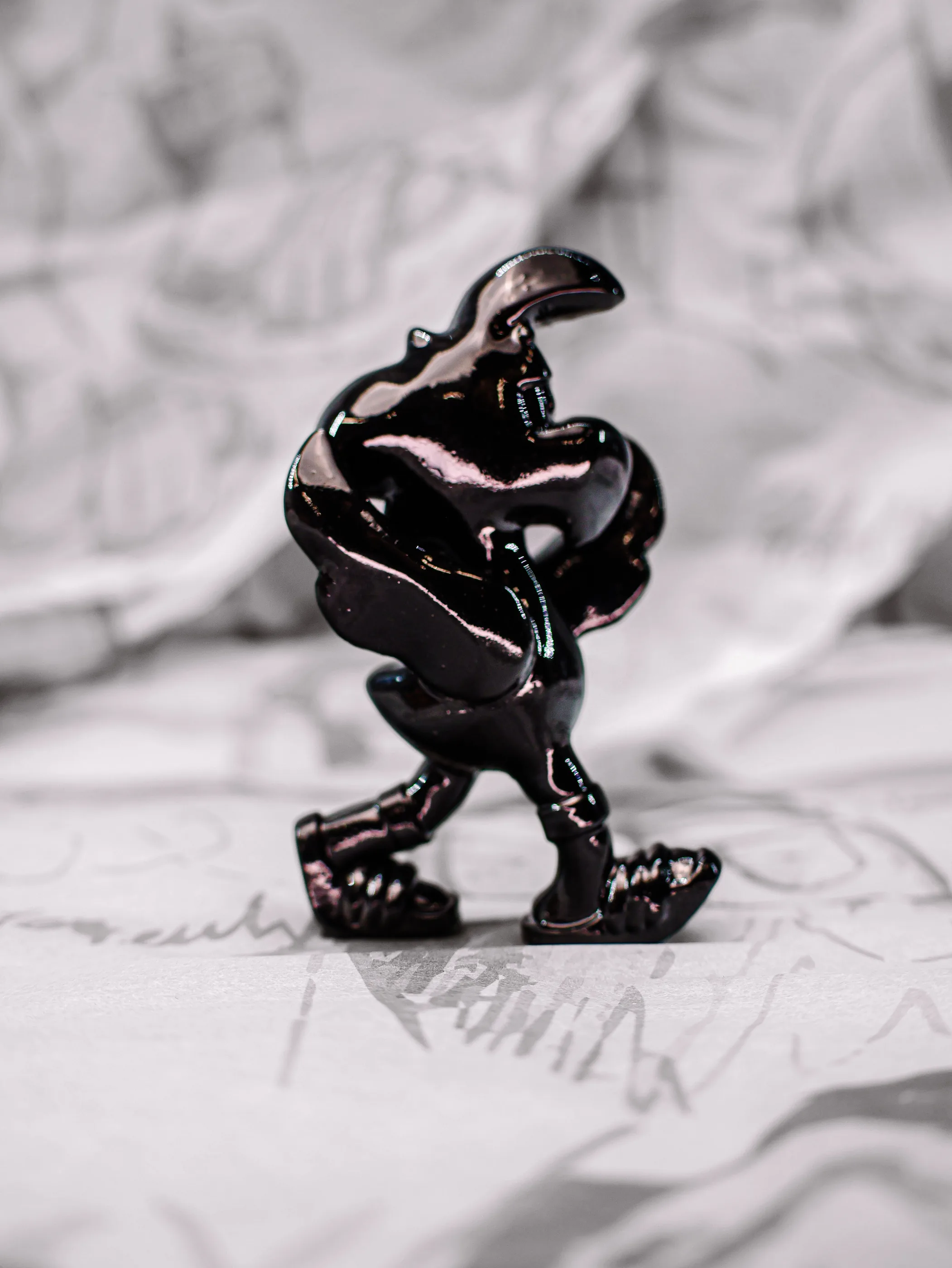 Mini Roger « Black Mamba », exemplaire noir brillant uni, vu de profil.