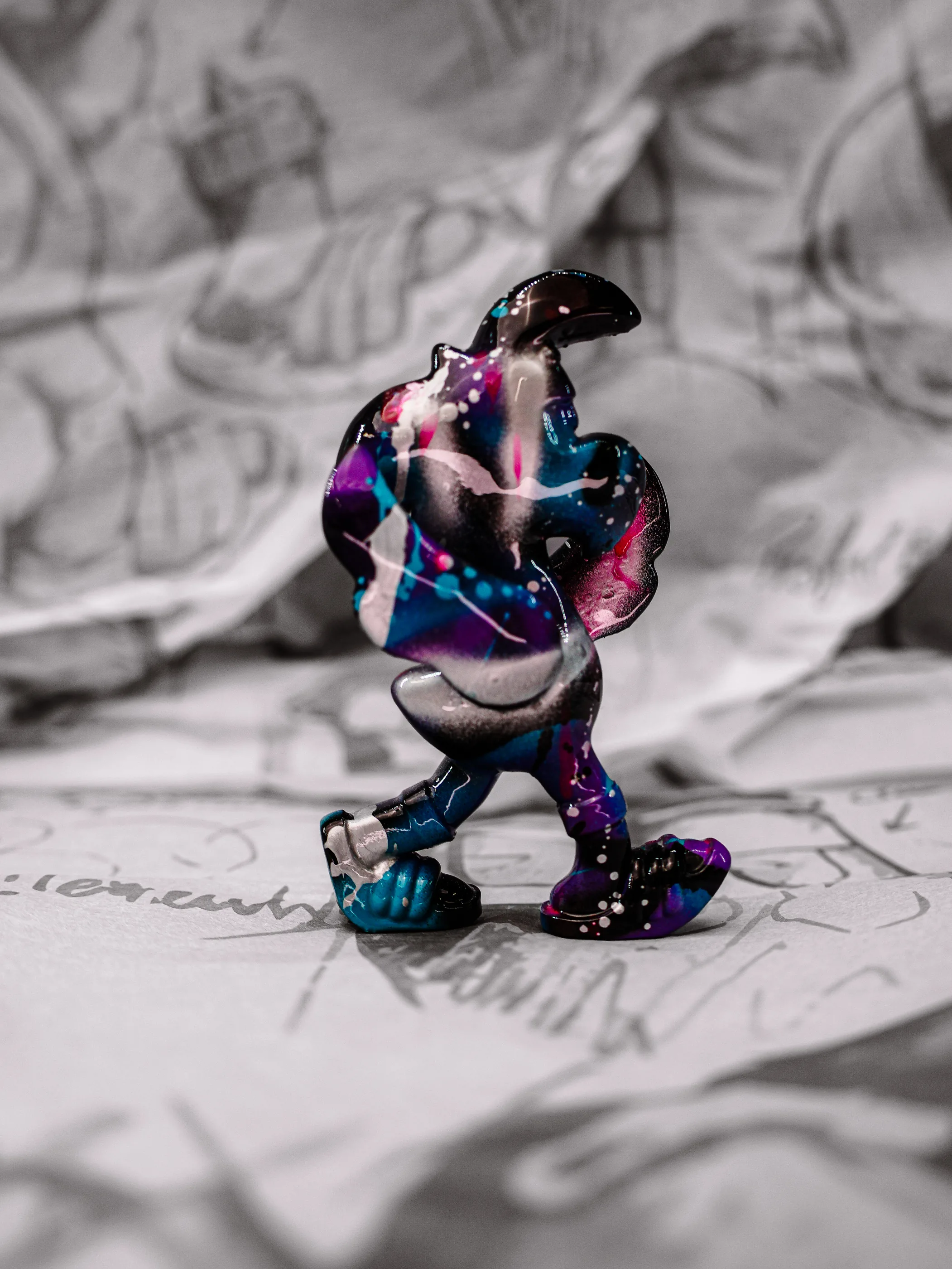 Mini Roger « Black Mamba », exemplaire noir, rose, violet et bleu, éclats blancs, vu de profil.