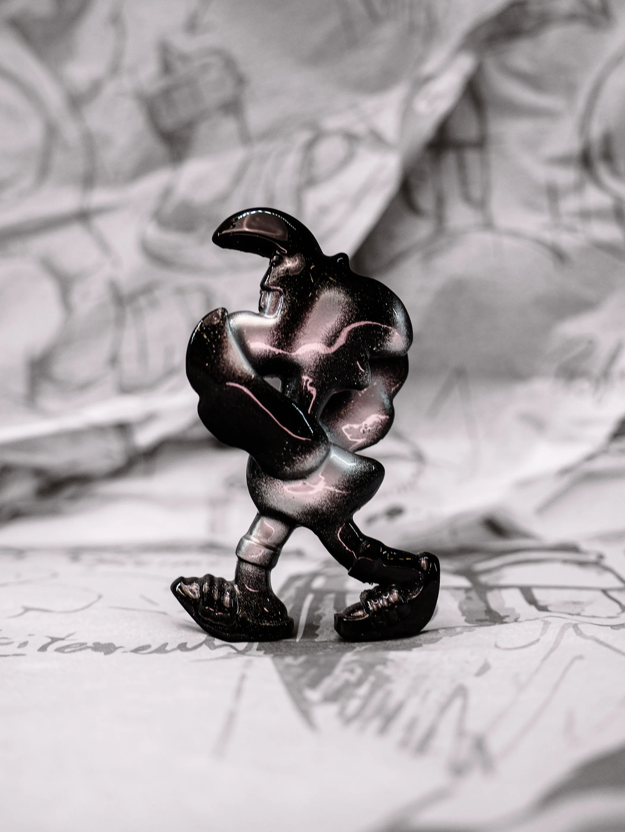Mini Roger « Black Mamba », exemplaire noir aux reflets argentés, vu de profil.