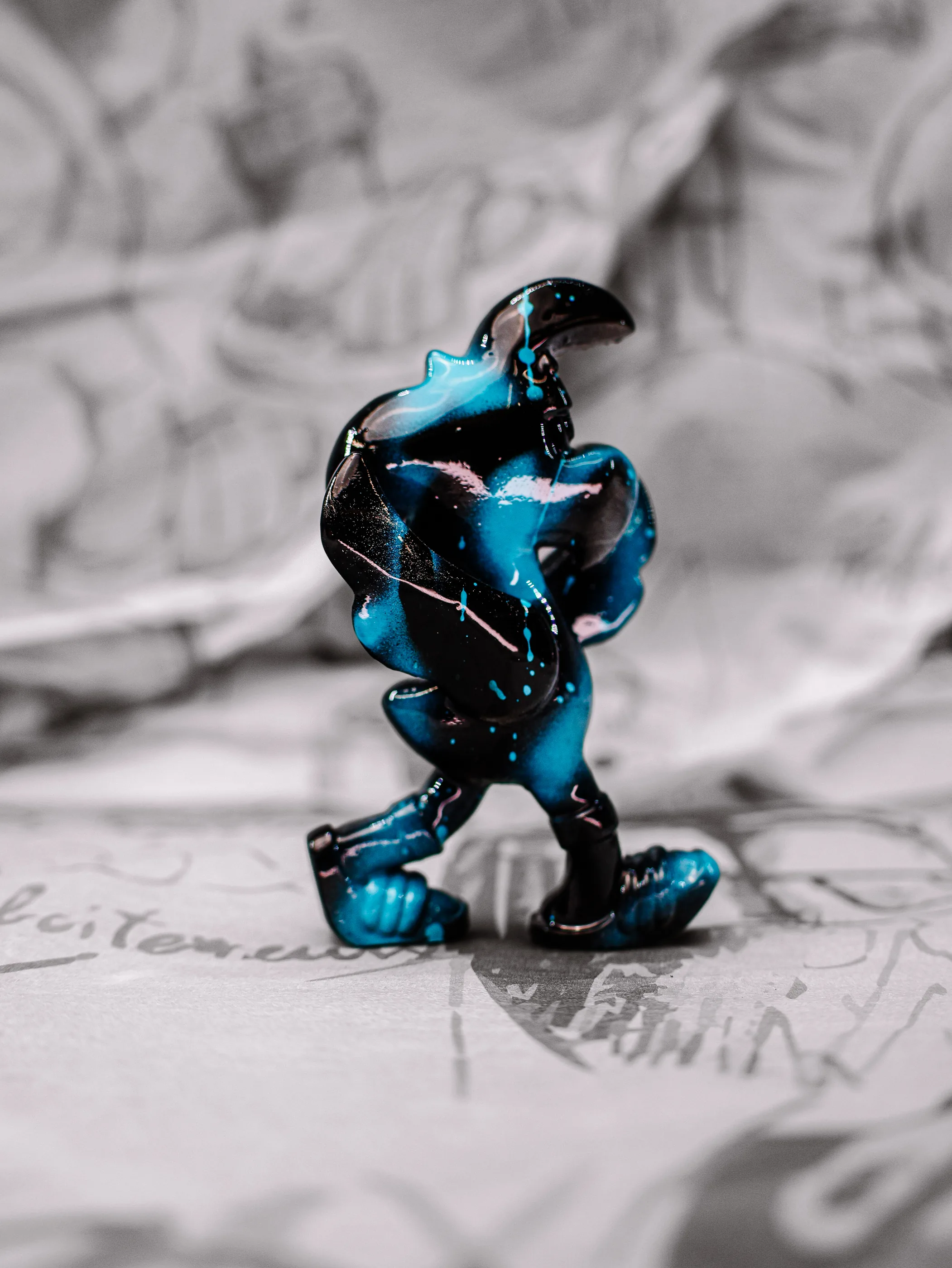 Mini Roger « Black Mamba », exemplaire noir et bleu turquoise, éclats blancs, vu de profil.