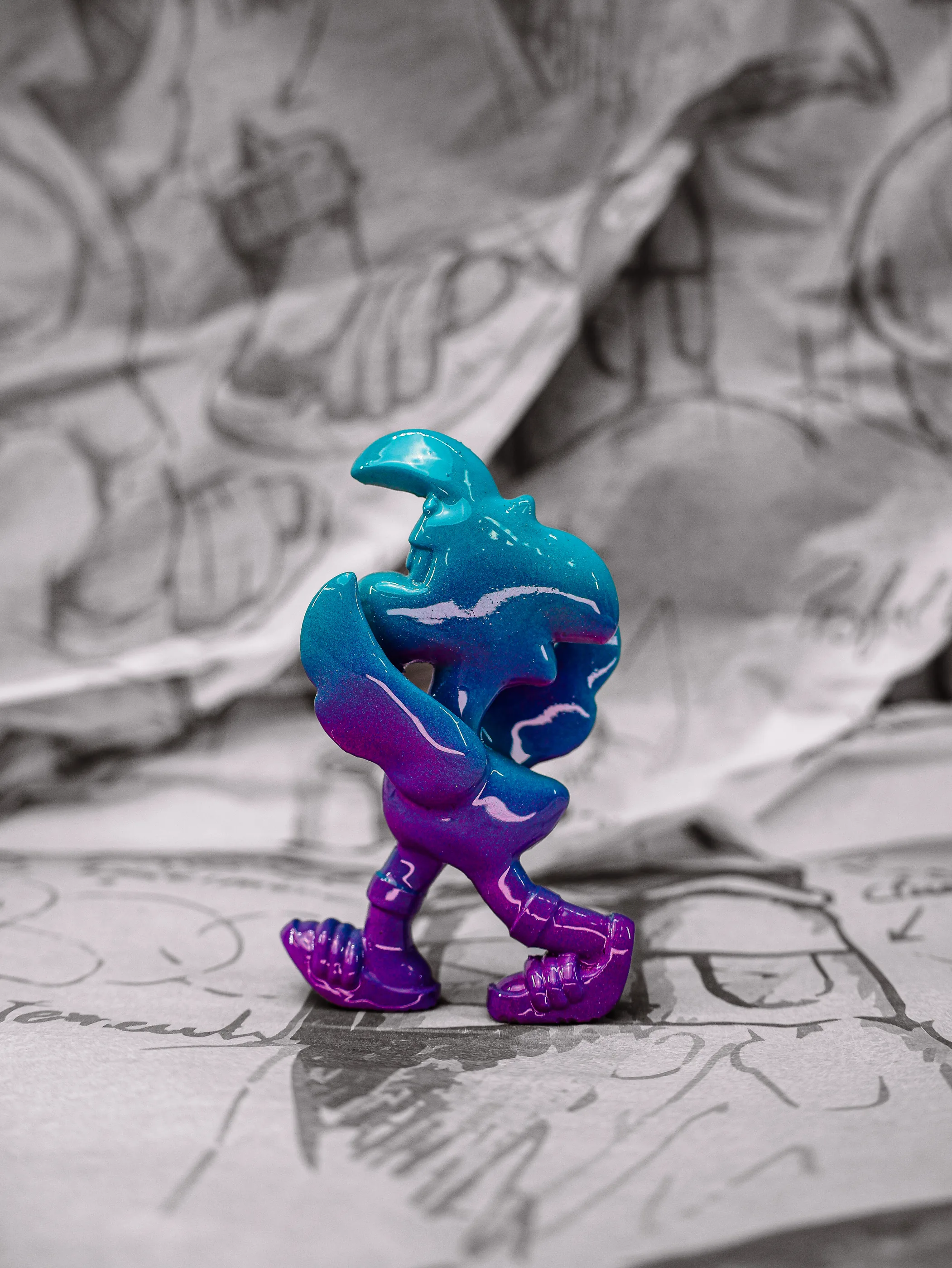 Mini Roger « Bali », exemplaire turquoise dégradé vers le violet aux jambes, vu de profil.