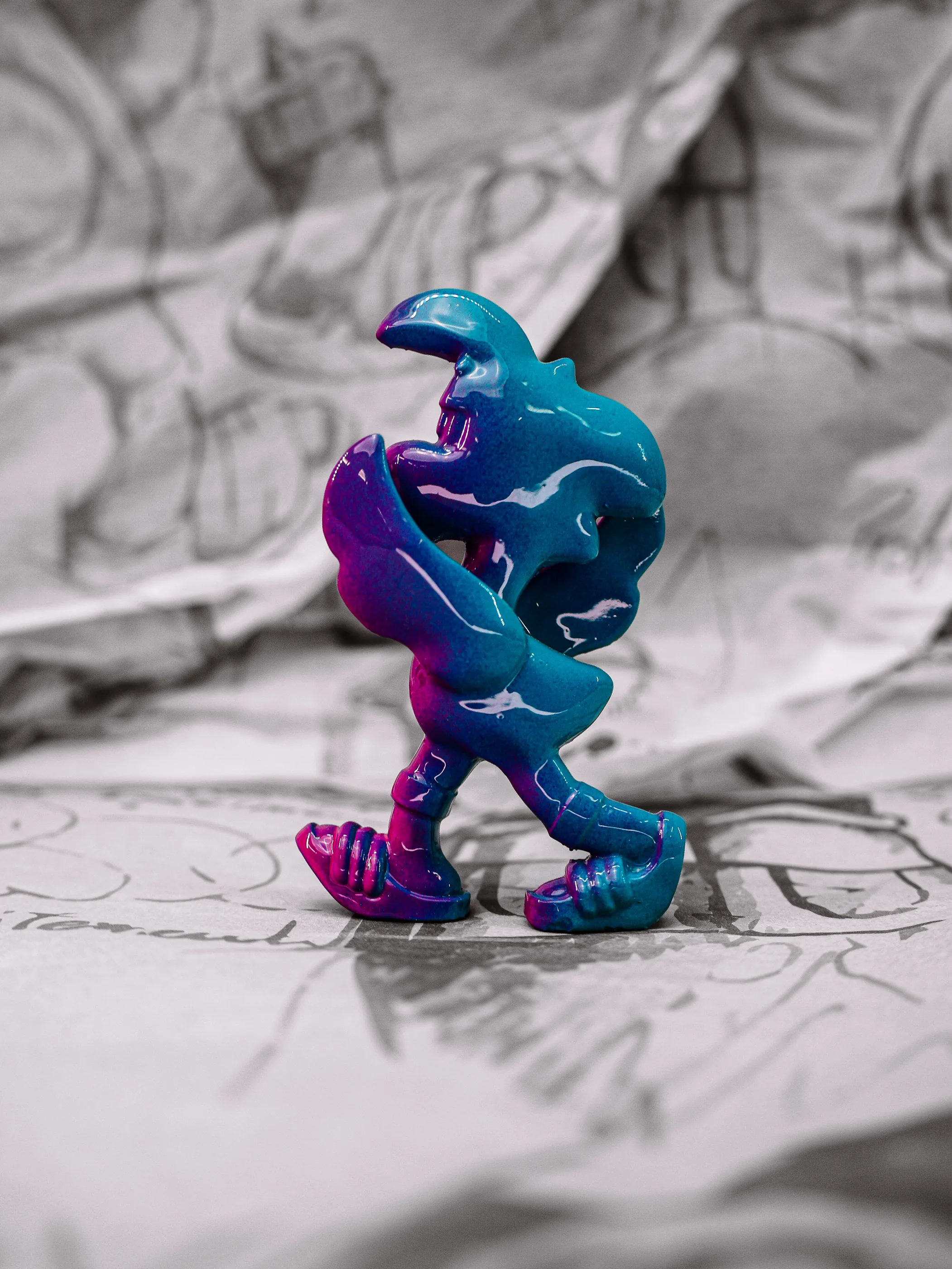 Mini Roger « Bali », exemplaire turquoise et violet, touches roses, vu de profil.