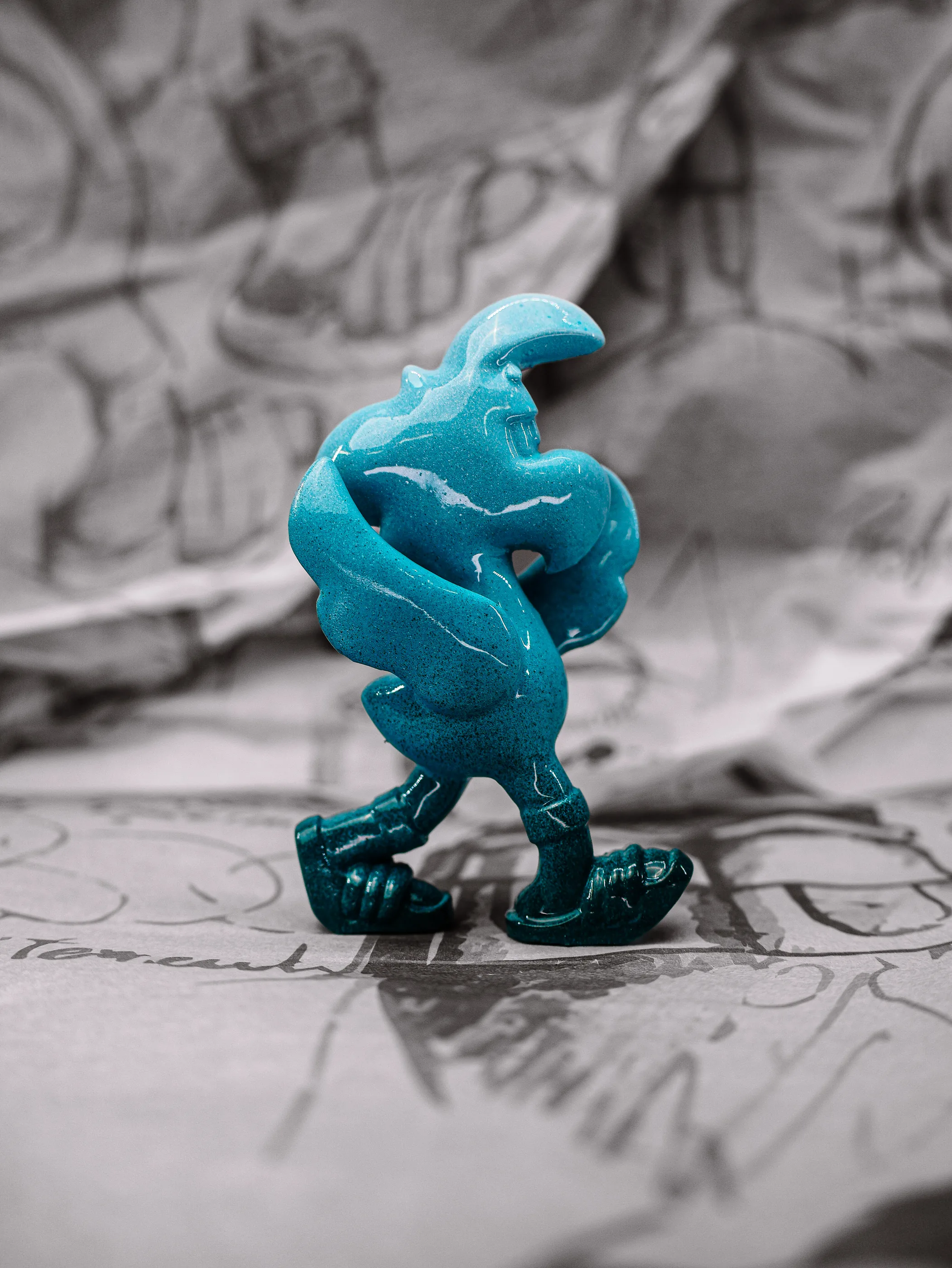 Mini Roger « Bali », exemplaire bleu lagon clair, pieds bleu canard, vu de profil.