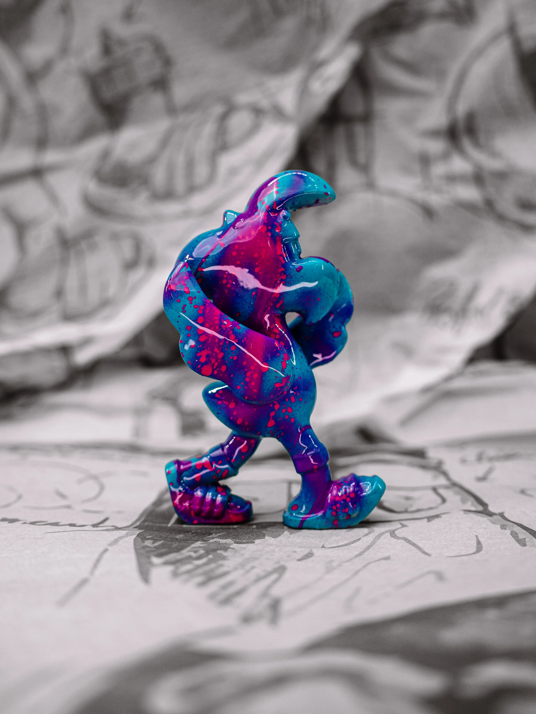 Mini Roger « Bali », exemplaire bleu, violet et rose fuchsia, vu de profil.