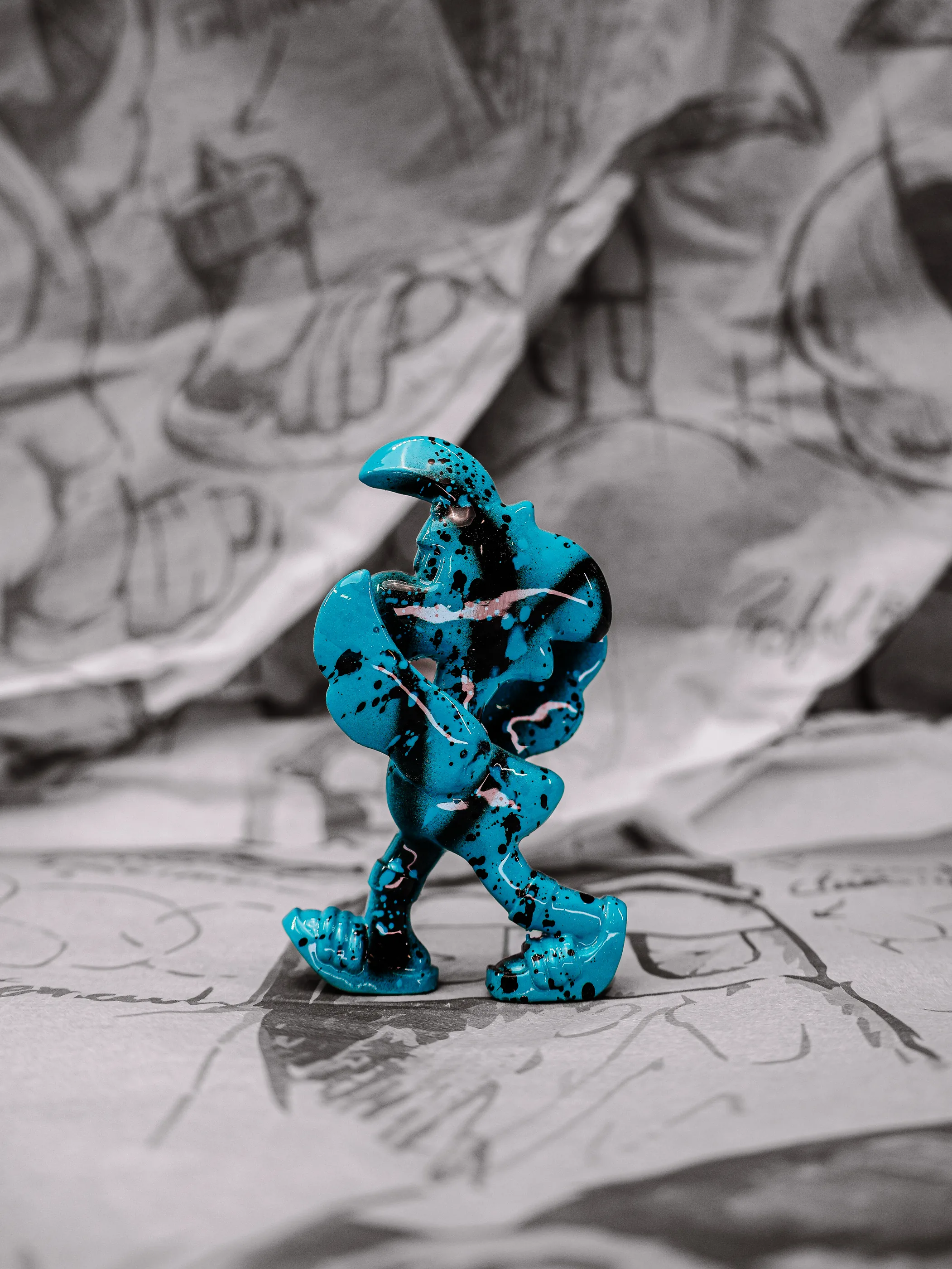 Mini Roger « Bali », exemplaire turquoise éclaboussé de noir, vu de profil.
