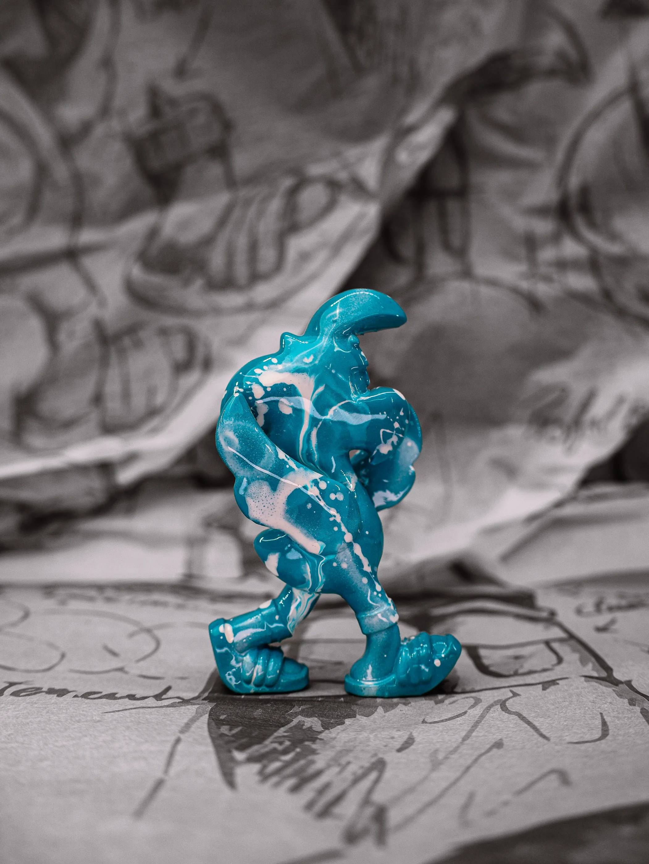 Mini Roger « Bali », exemplaire turquoise veiné de blanc, vu de profil.