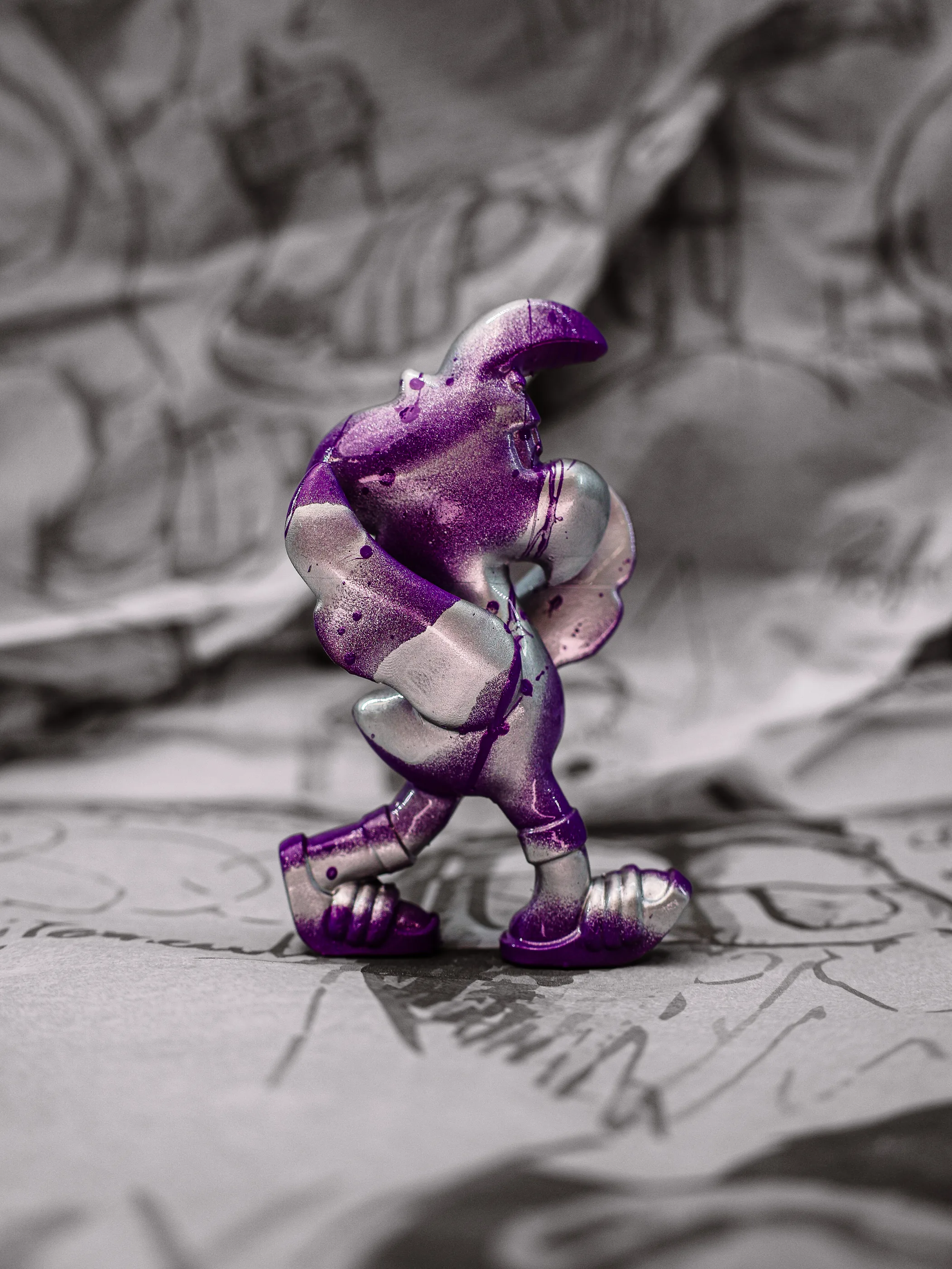 Mini Roger « Ultraviolet », exemplaire violet pailleté et argent, vu de profil.