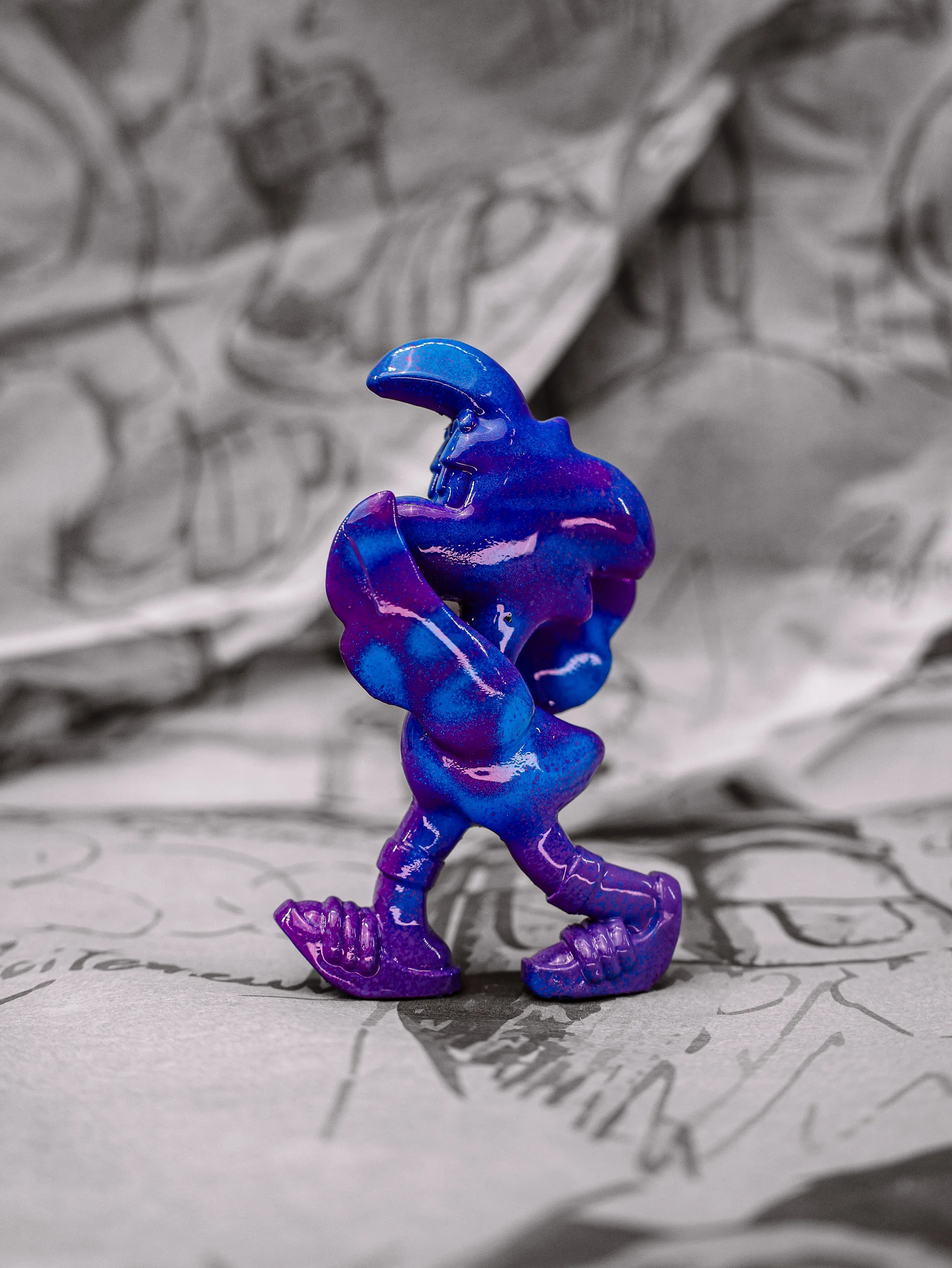Mini Roger « Ultraviolet », exemplaire bleu dégradé vers le violet, vu de profil.