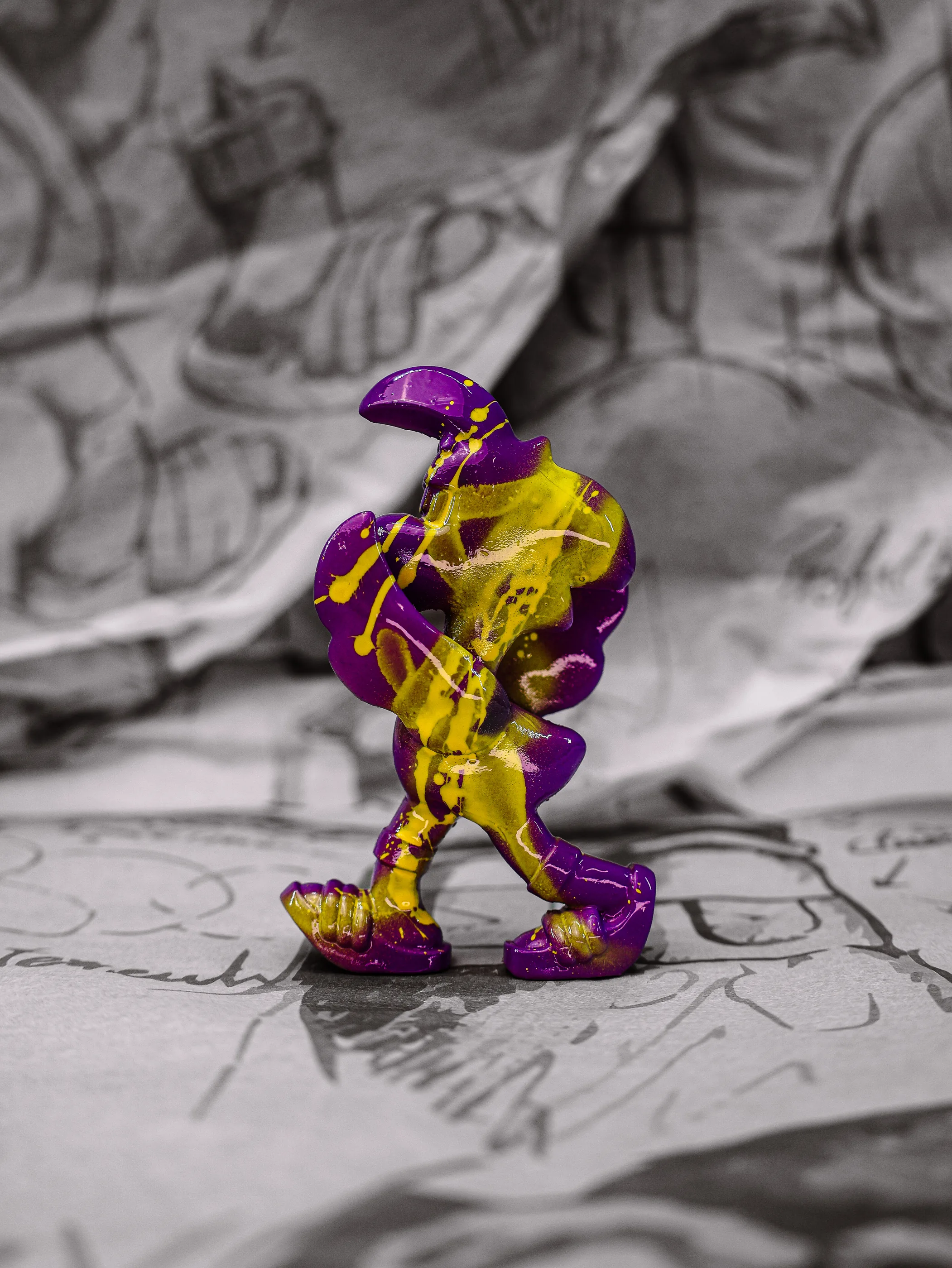 Mini Roger « Ultraviolet », exemplaire violet et jaune, vu de profil.