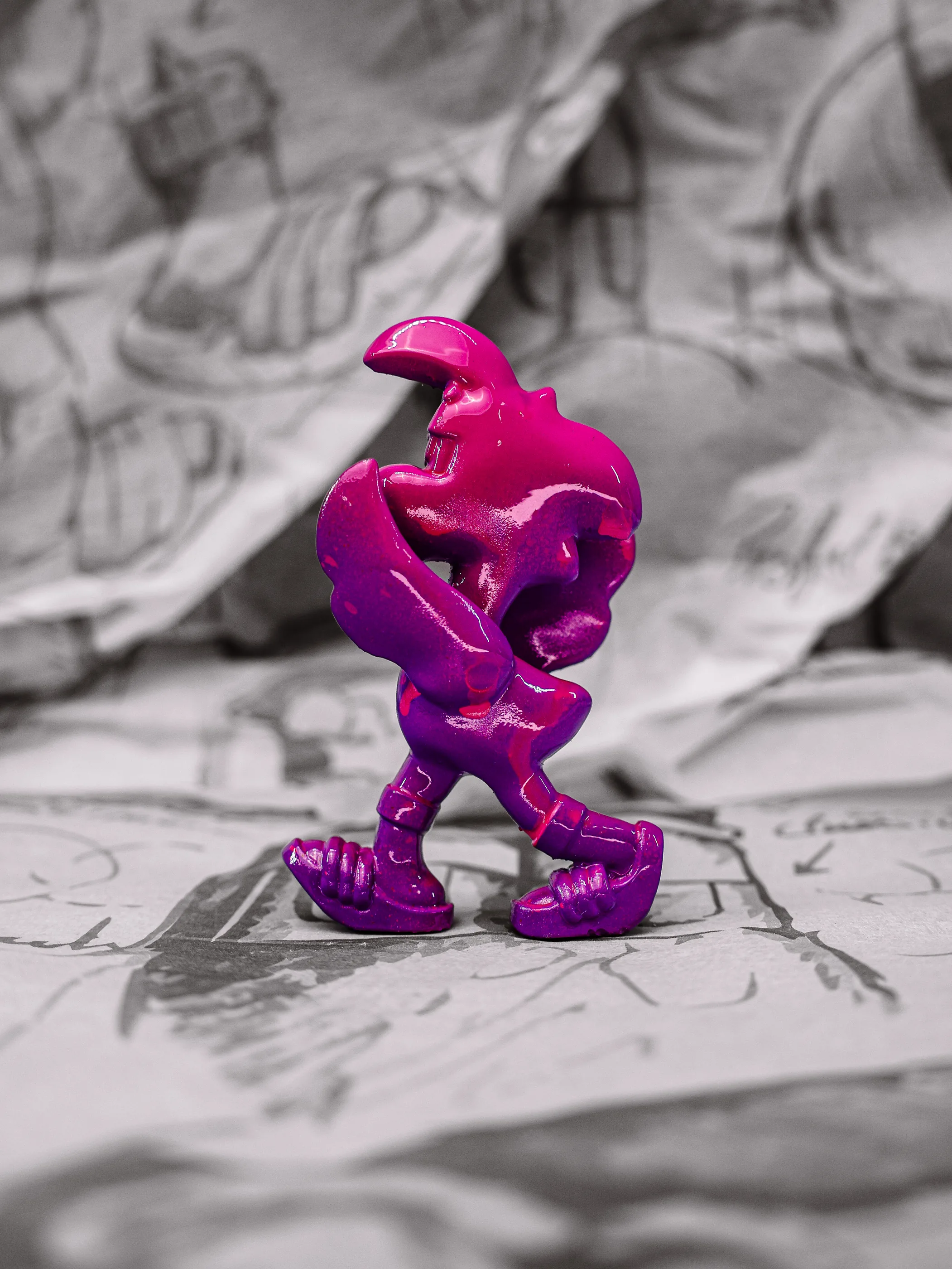 Mini Roger « Ultraviolet », exemplaire rose fuchsia dégradé vers le violet, vu de profil.