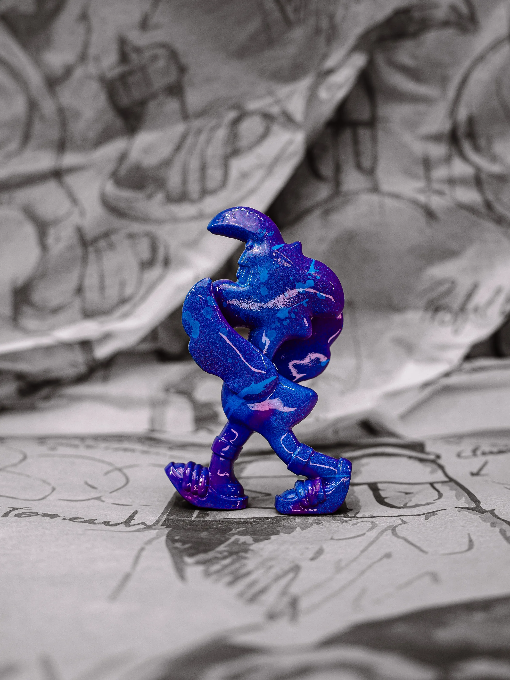 Mini Roger « Ultraviolet », exemplaire bleu roi et violet, vu de profil.