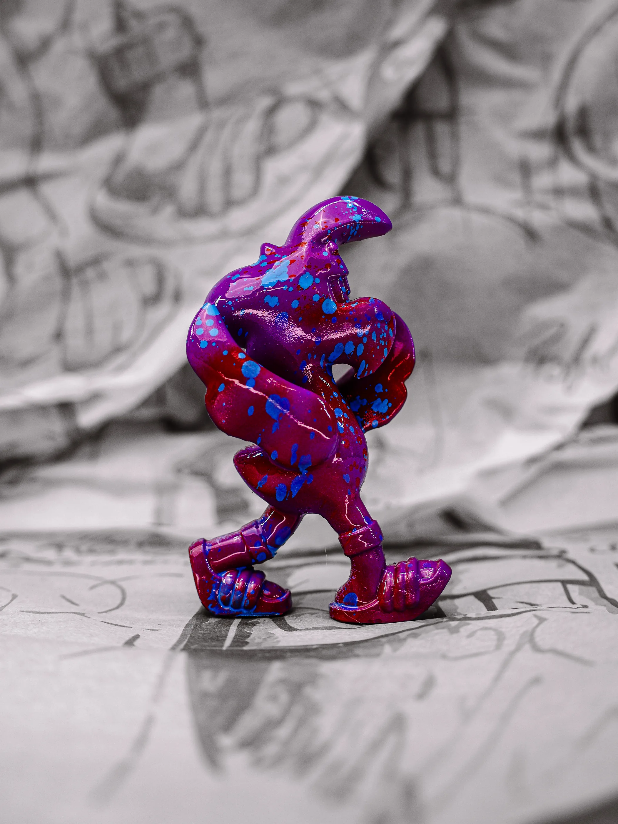 Mini Roger « Ultraviolet », exemplaire violet et rouge, moucheté de bleu, vu de profil.