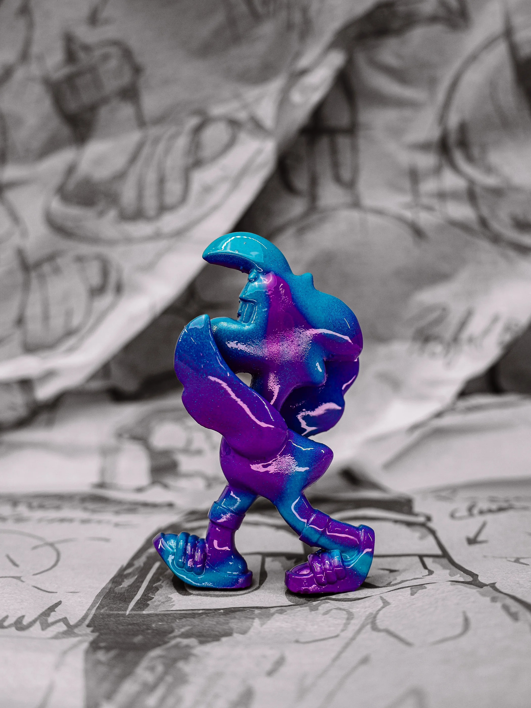 Mini Roger « Ultraviolet », exemplaire violet et bleu turquoise, vu de profil.