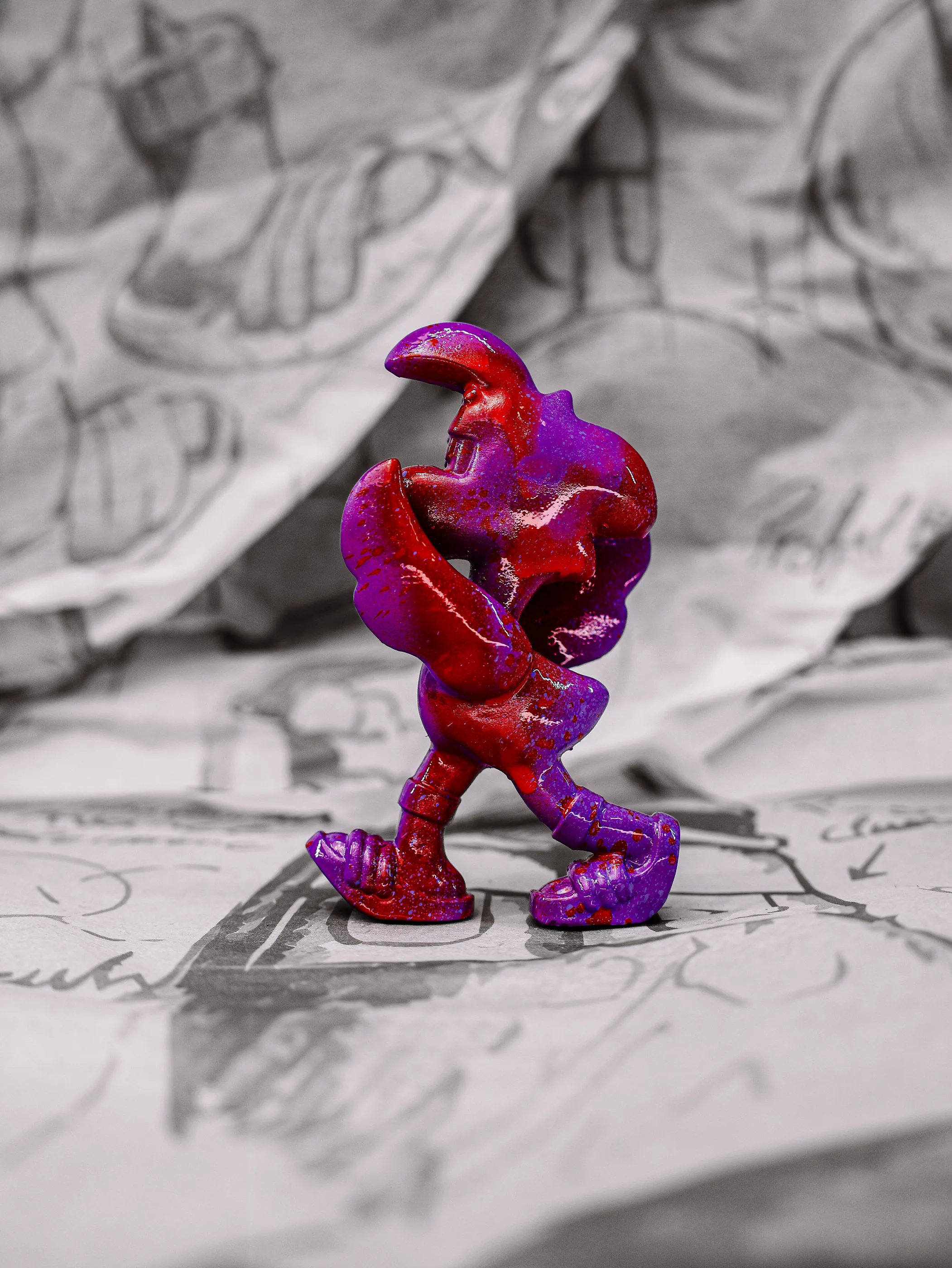 Mini Roger « Ultraviolet », exemplaire rouge et violet, vu de profil.