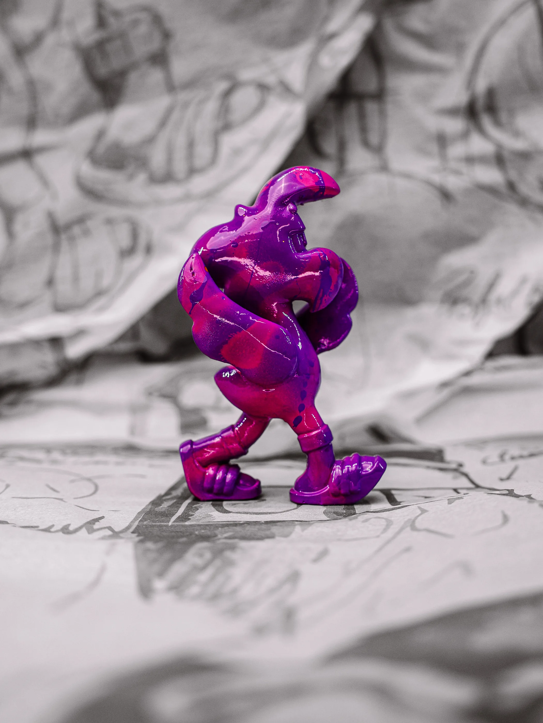 Mini Roger « Ultraviolet », exemplaire violet et rose fuchsia, vu de profil.