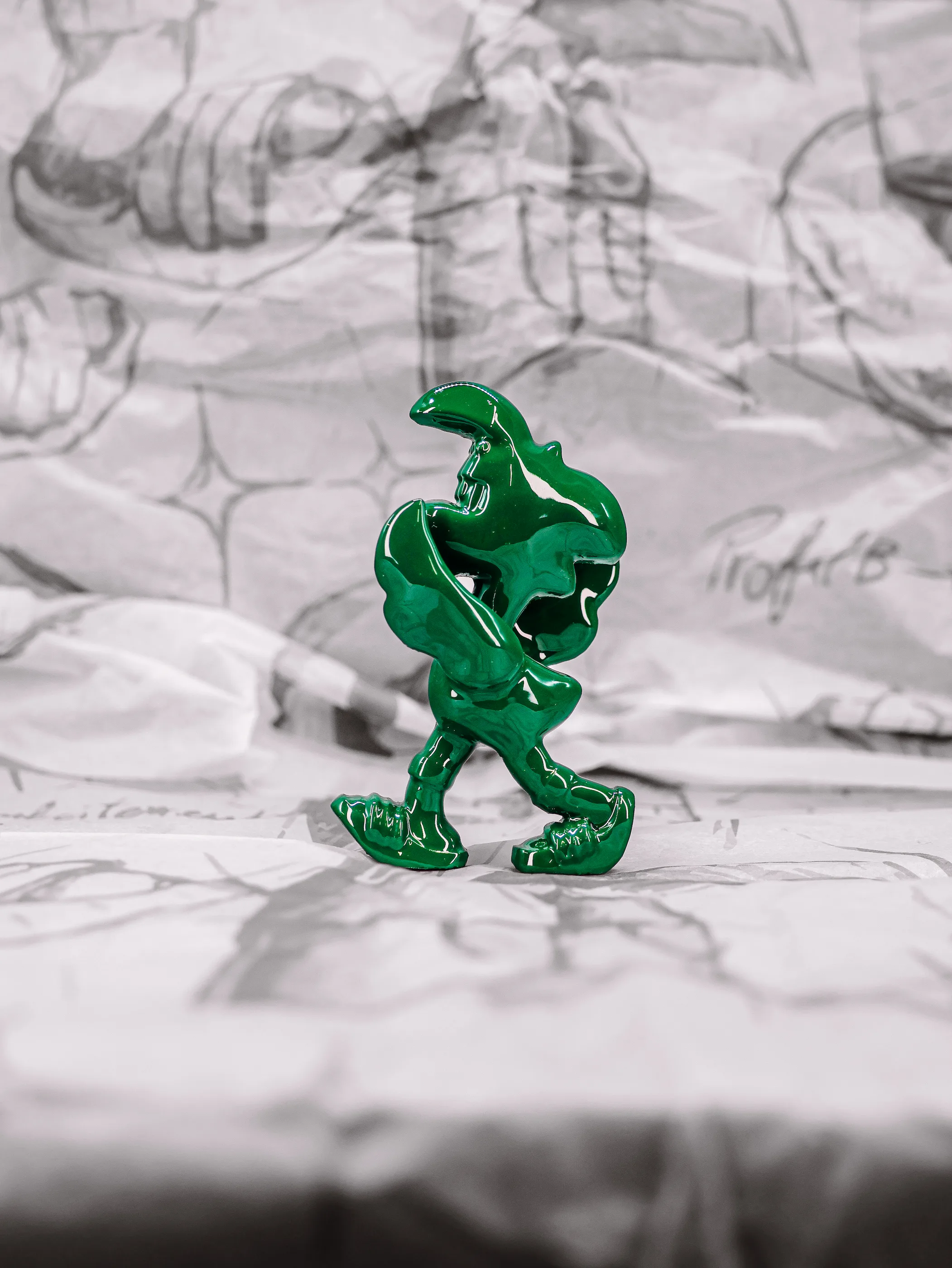 Mini Roger « Simple, Basique », exemplaire vert sapin uni et brillant, vu de profil.