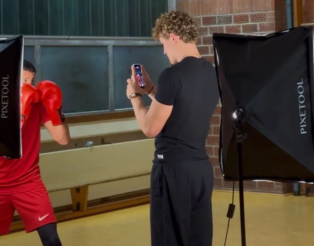 Tom Agge filmt ein Boxtraining mit Softbox-Beleuchtung