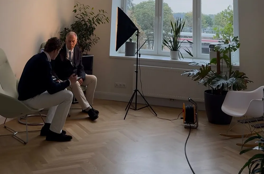 Tom Agge beim Videodreh mit Studiolicht vor Ort beim Kunden