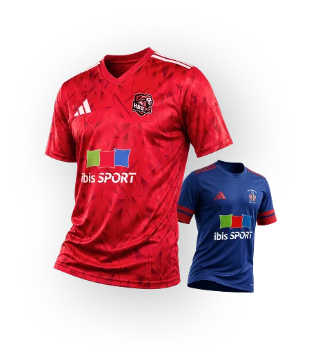 Deux maillots de sport avec le logo ibis SPORT : un rouge avec des épaules à rayures blanches et un bleu à manches rouges, tous deux avec un écusson de club sur la poitrine.