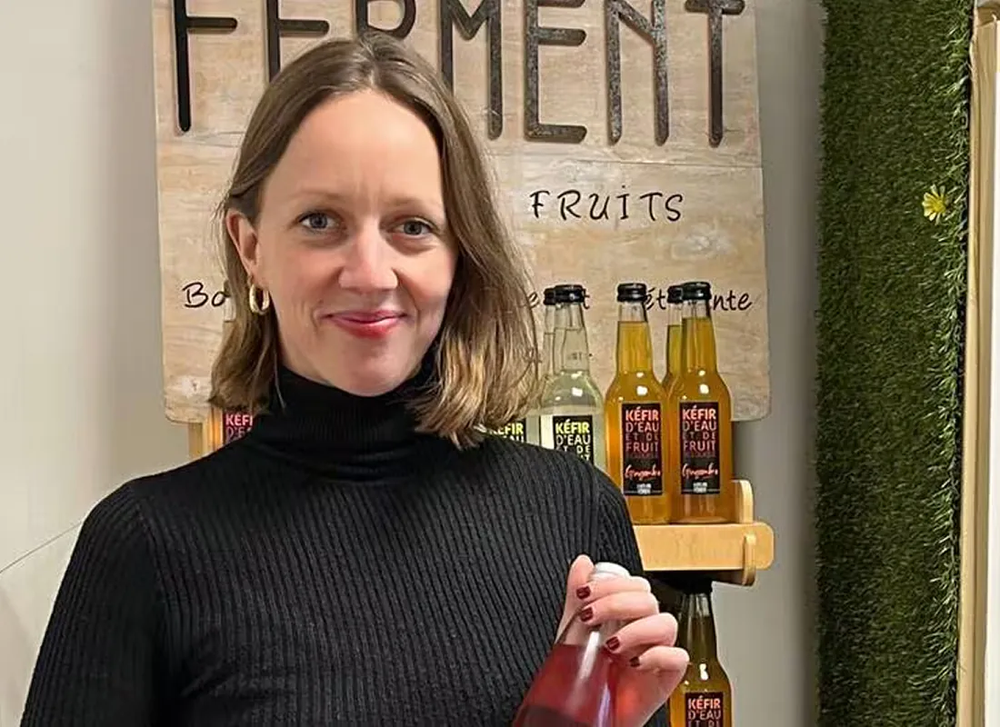 Marjolaine Nantillet, Gründerin von L'Atelier du Ferment, mit einer ihrer Flaschen in der Hand