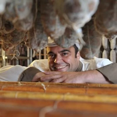 Gaëtan Duculty, directeur général des Salaisons du Mont Pilat, dans le séchoir sous les salaisons suspendues