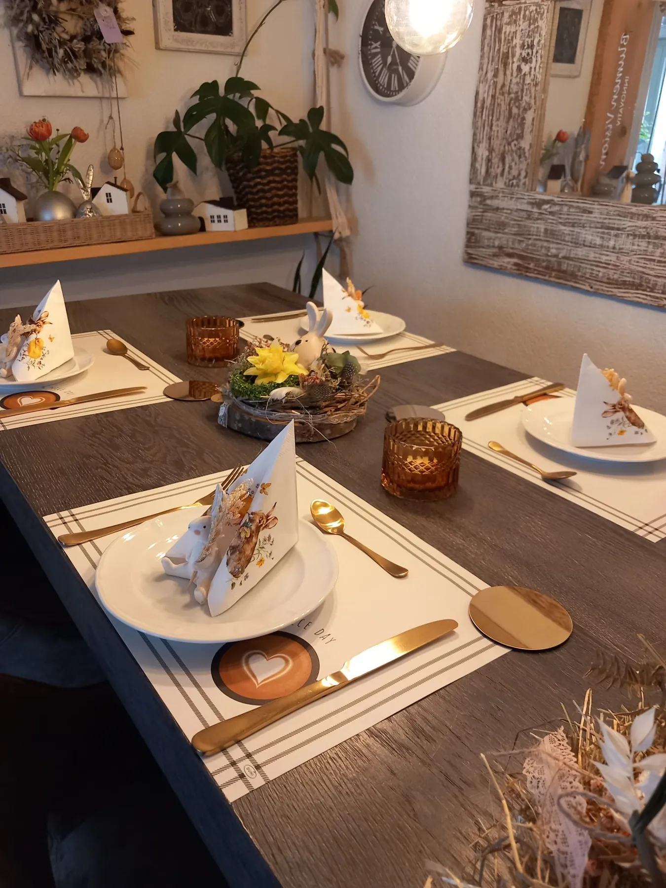 Gedeckter Tisch mit Blumen und warmen Naturmaterialien im Café