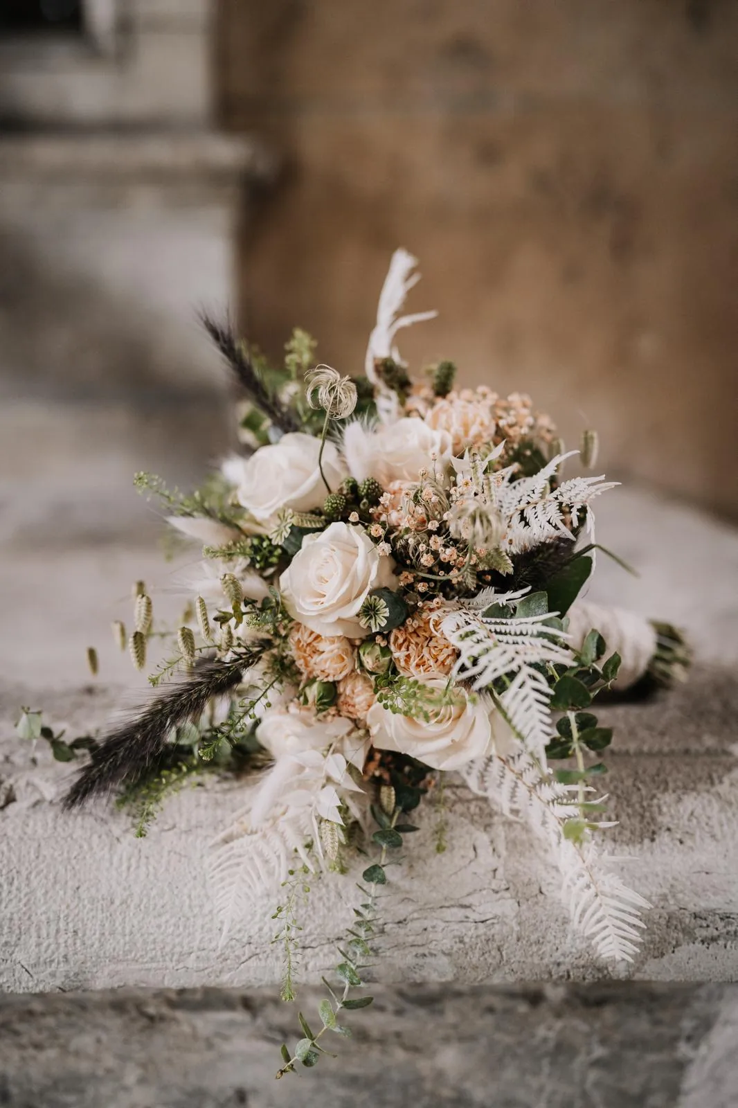 Cremefarbener Brautstrauss aus frischen und getrockneten Blumen
