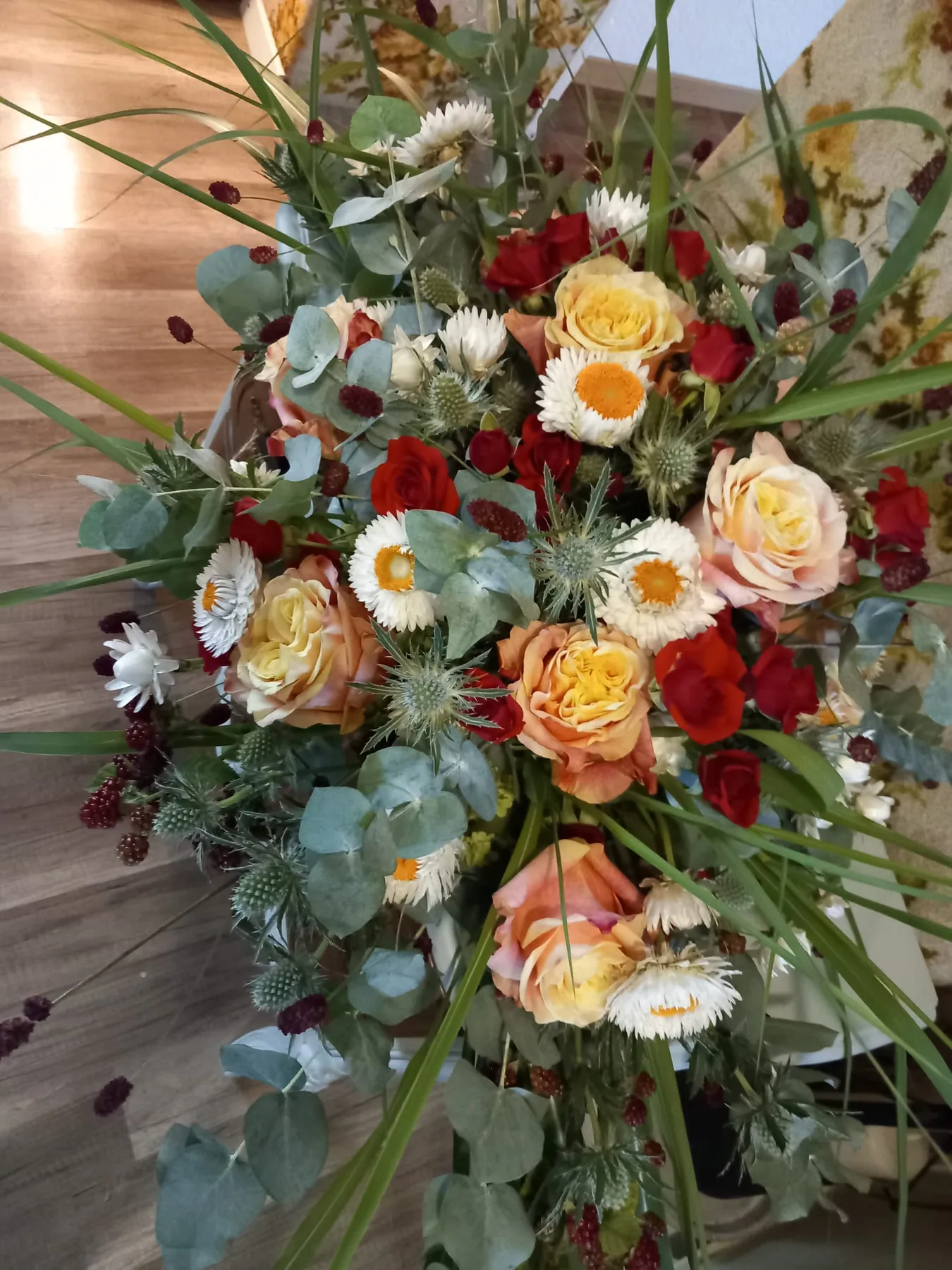 Bunter Strauss mit Rosen und Eukalyptus
