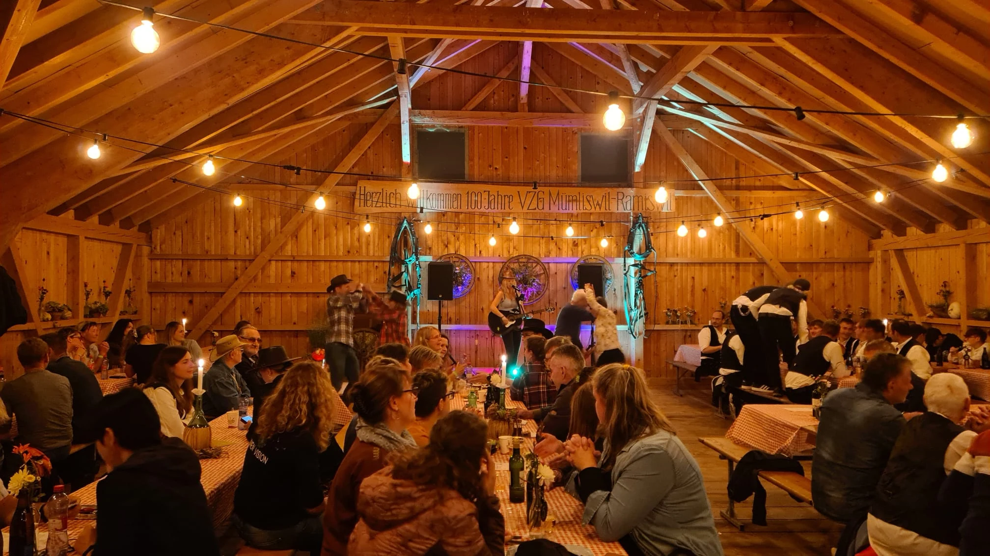 Gemeinsamer Anlass mit Gästen, Musik und warmen Lichterketten