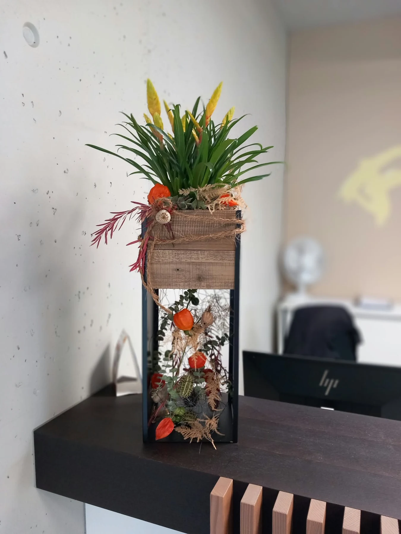 Herbstliches Arrangement mit Physalis an einem Empfang