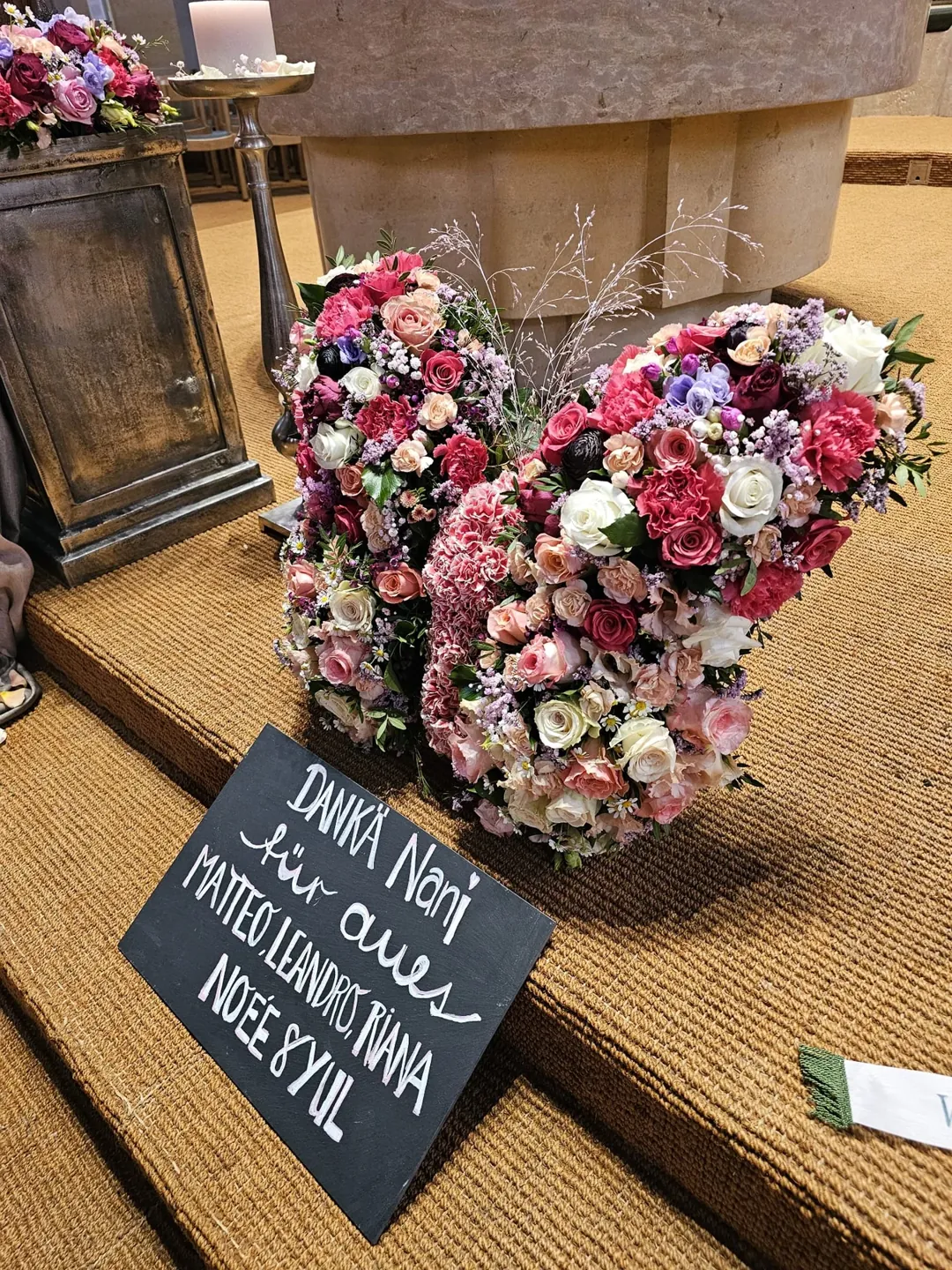 Floraler Schmetterling aus Rosen und Blüten in Rosa, Weiss und Violett