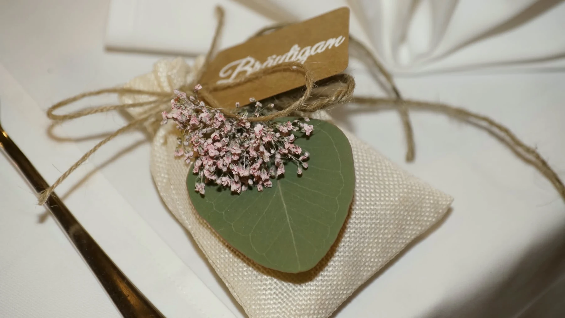 Liebevoll verpacktes Geschenk mit Blüten und einem Dankeschön