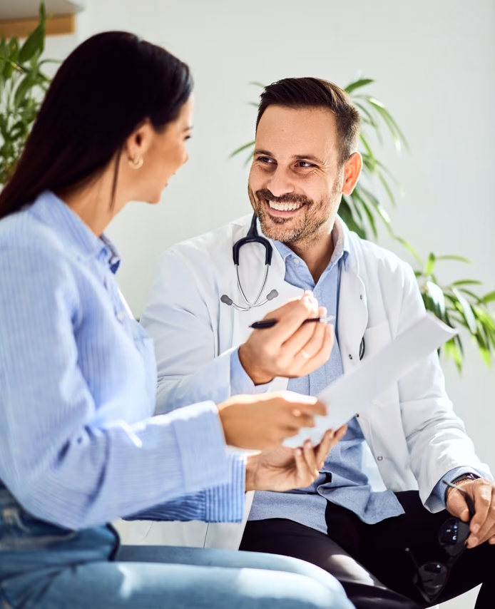 Ärztin im Gespräch mit einer Patientin in der Praxis