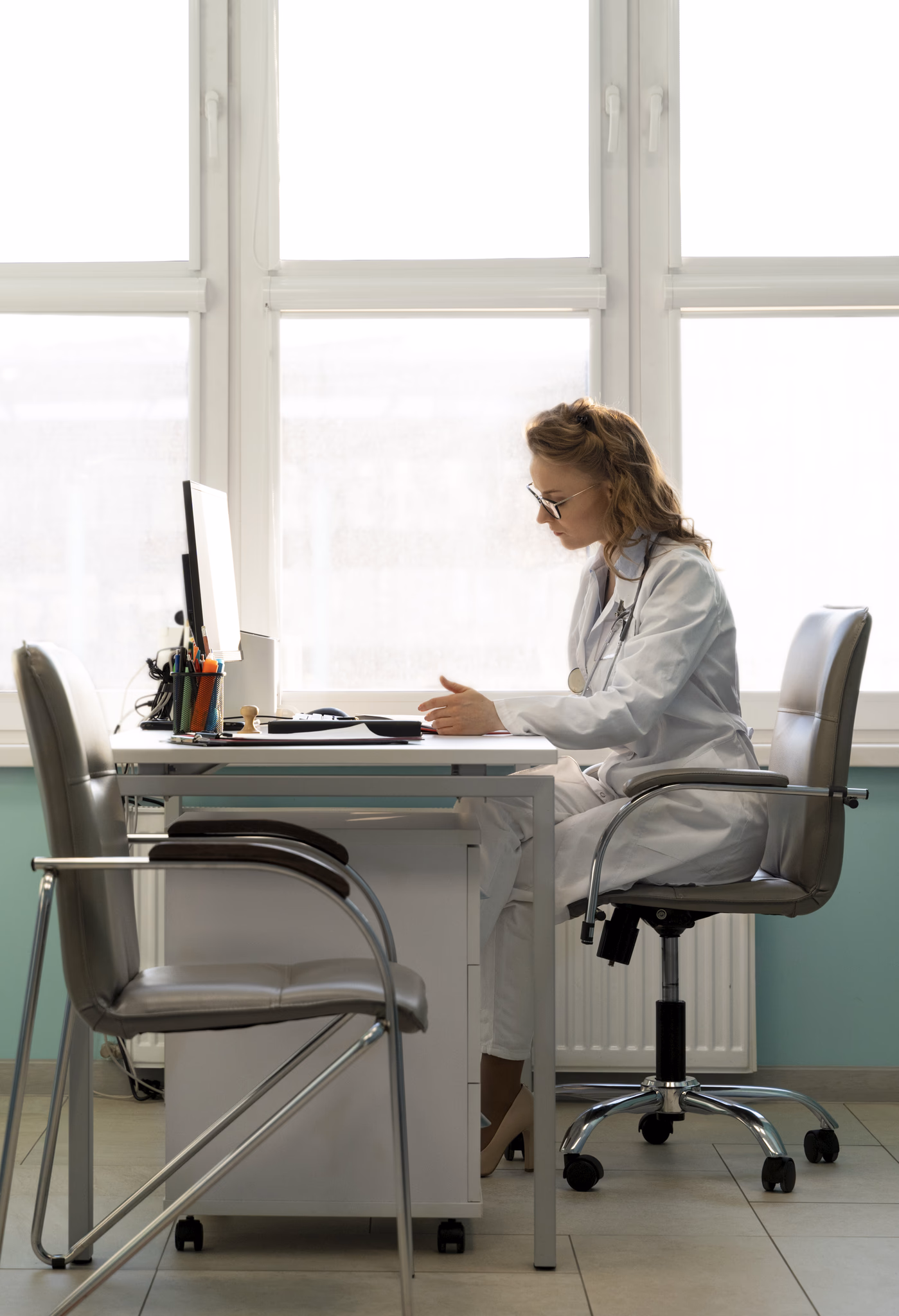 Studienkoordinatorin am Arbeitsplatz im Studienzentrum