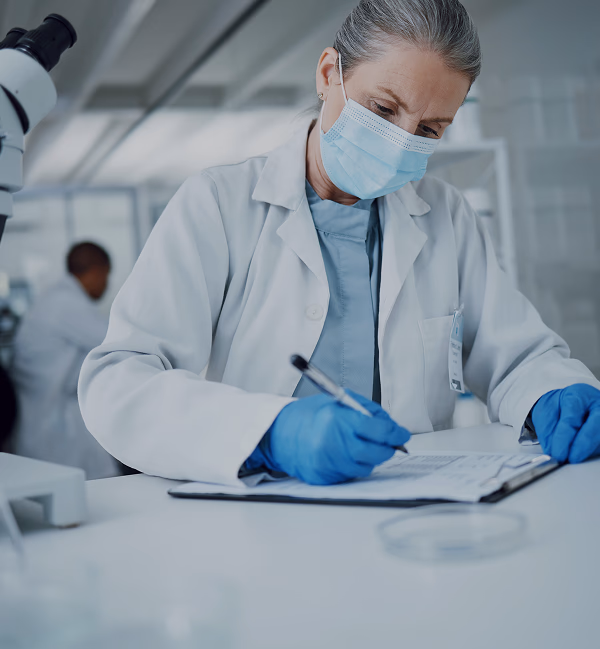Forscherin mit Mundschutz bei der Laborarbeit