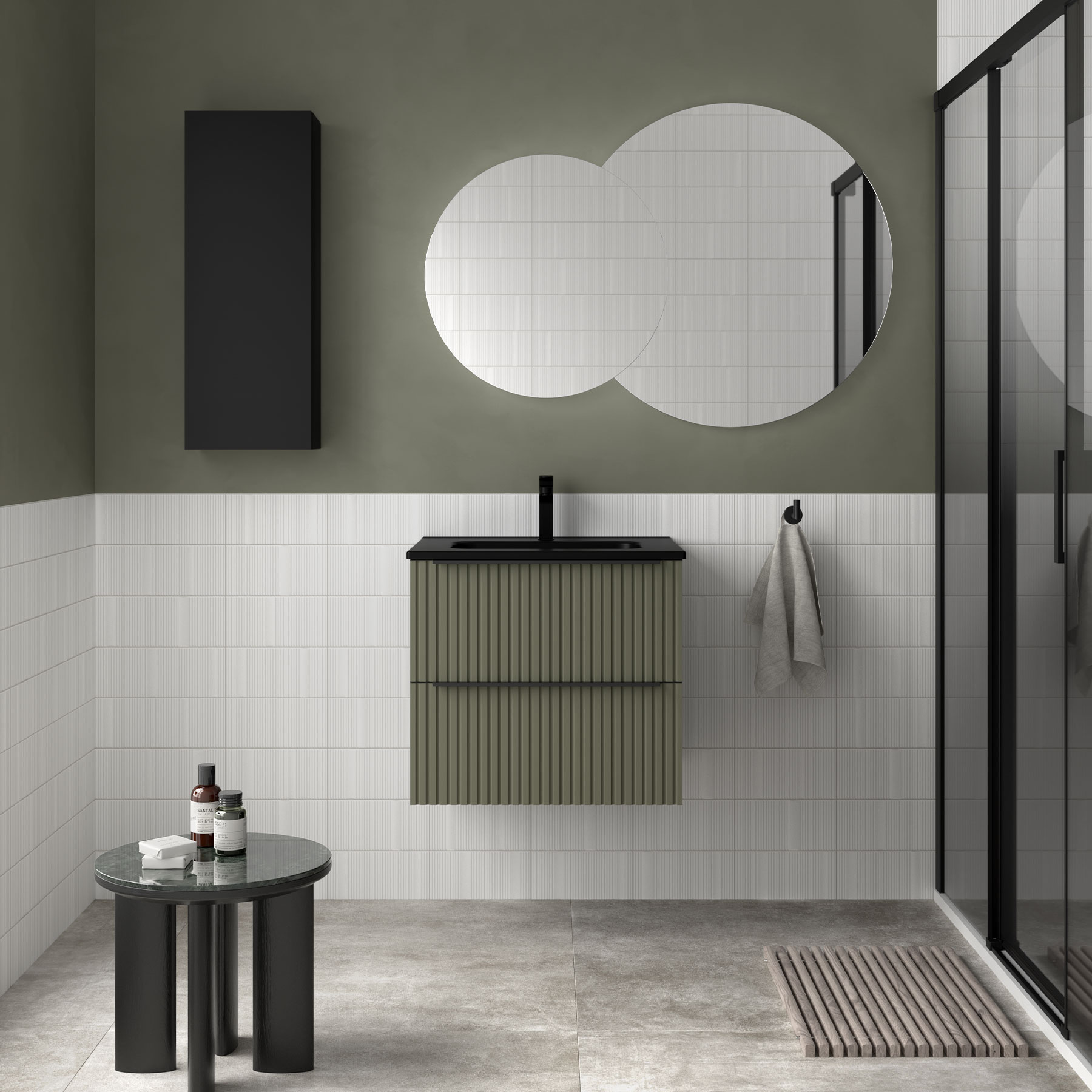 Badkamer met groen fineermeubel, witte tegels en een inloopdouche met zwart profiel